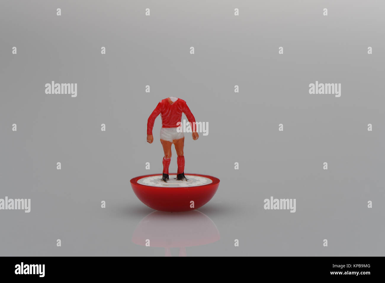 Un joueur Subbuteo sans tête rouge en kit. Concept utilise Banque D'Images