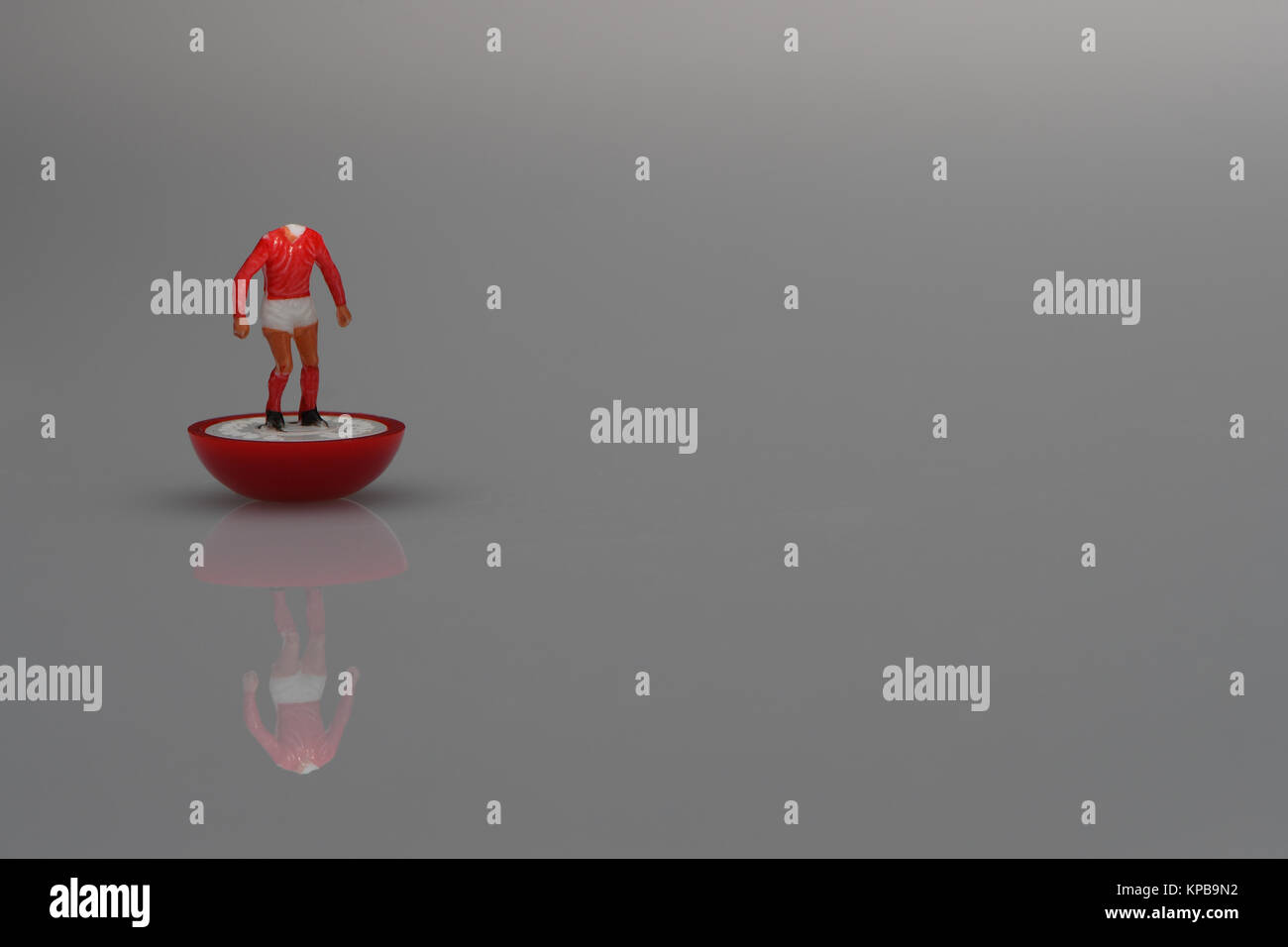Un joueur Subbuteo sans tête rouge en kit. Concept utilise Banque D'Images