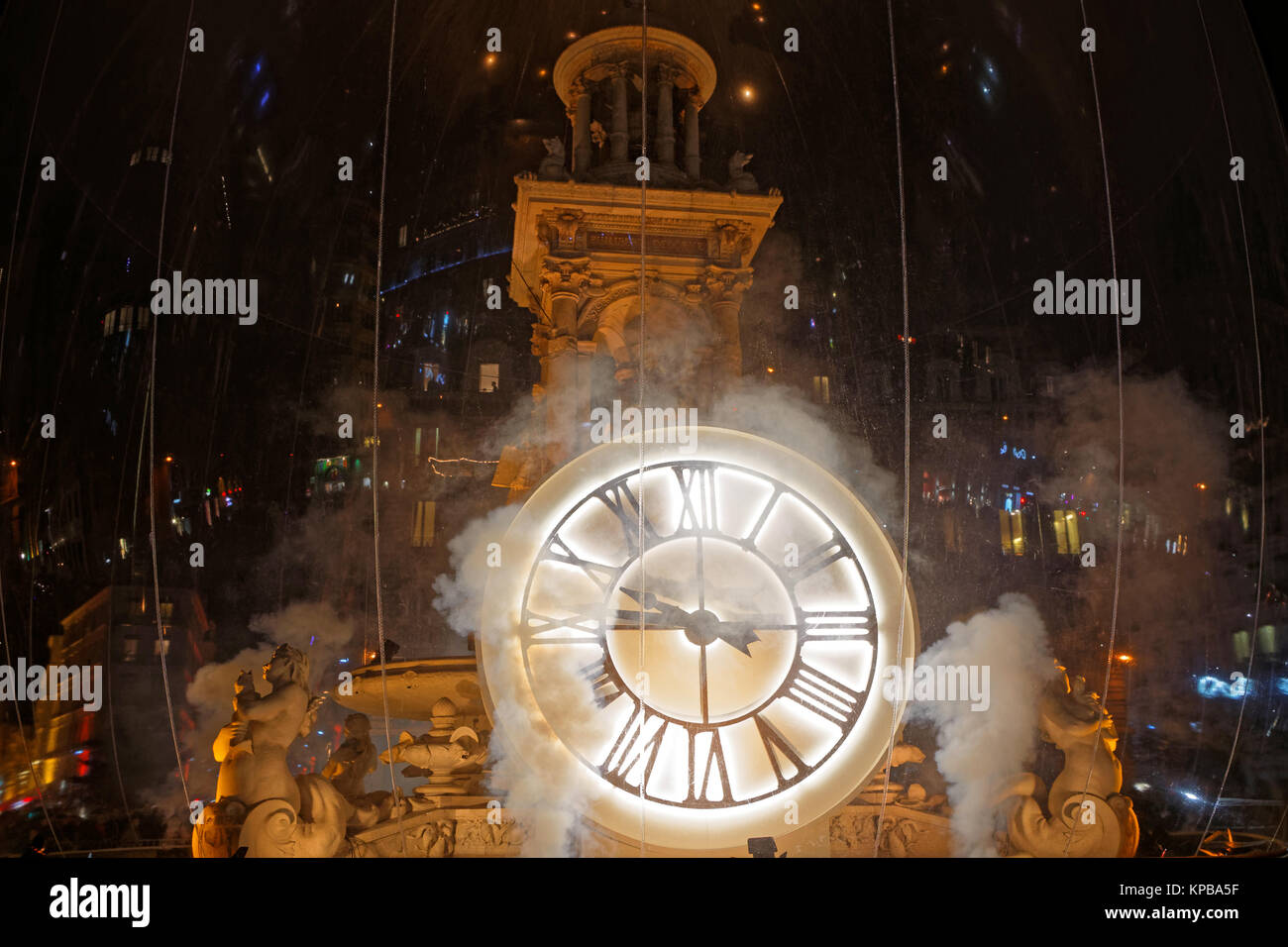 LYON, FRANCE, le 8 décembre 2017 : Festival des lumières à Lyon. Pour 4 nuits, différents artistes s'allument en bâtiments, rues de mélanger poésie, splendeur o Banque D'Images