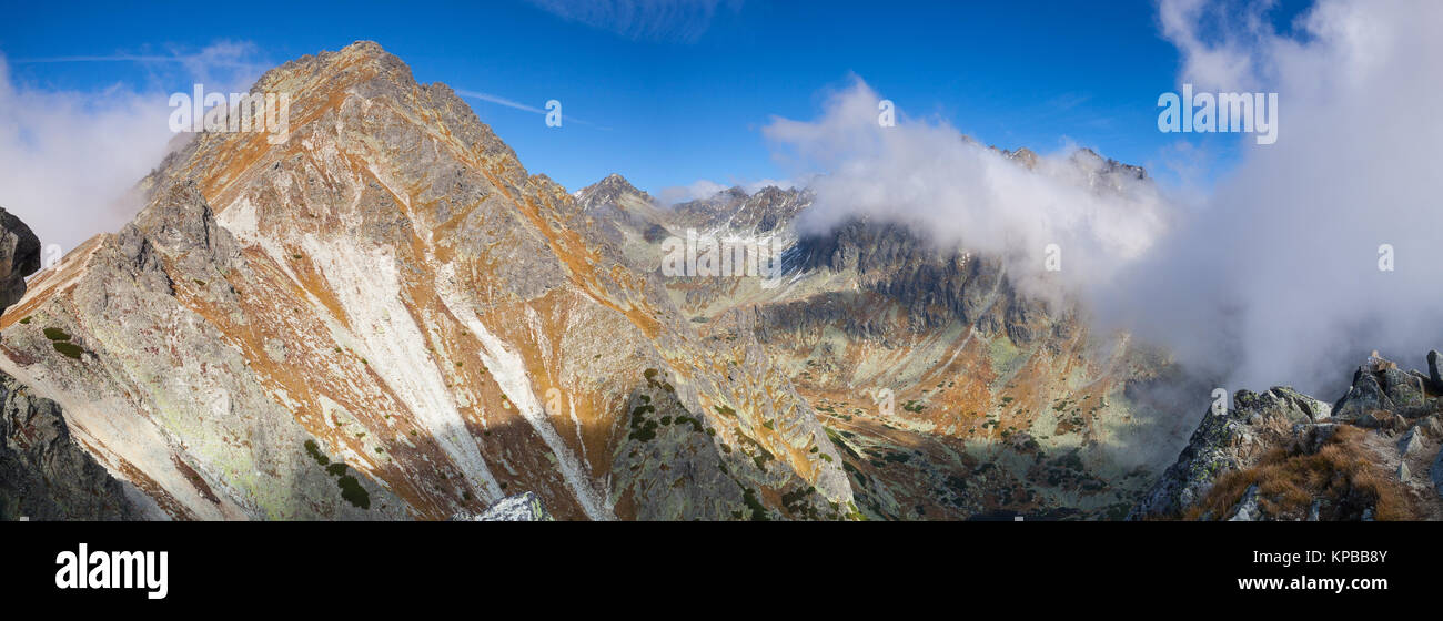 Vue depuis le sommet de la montagne (Predne Solisko) dans les Hautes Tatras, en Slovaquie Banque D'Images