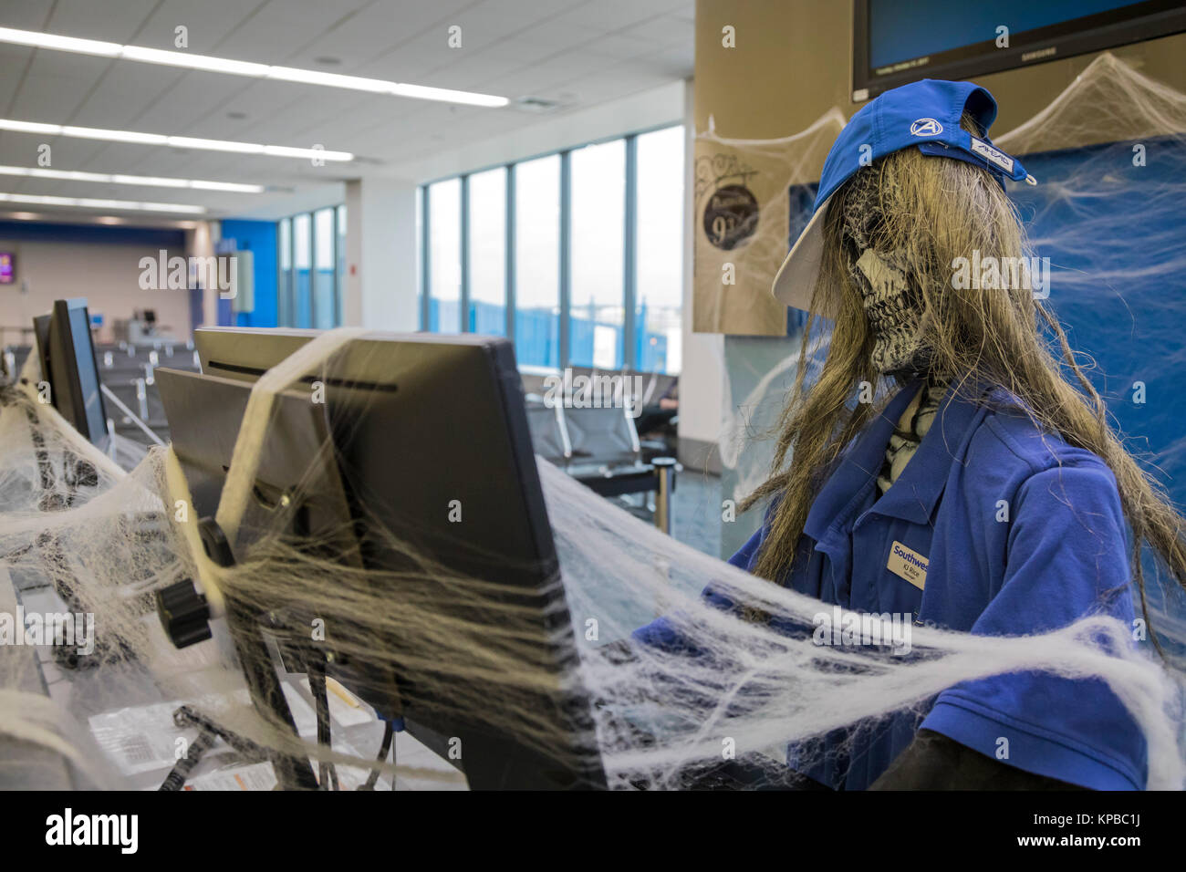 Detroit, Michigan - Un agent de porte de Southwest Airlines sur halloween à Detroit Metro Airport. Banque D'Images