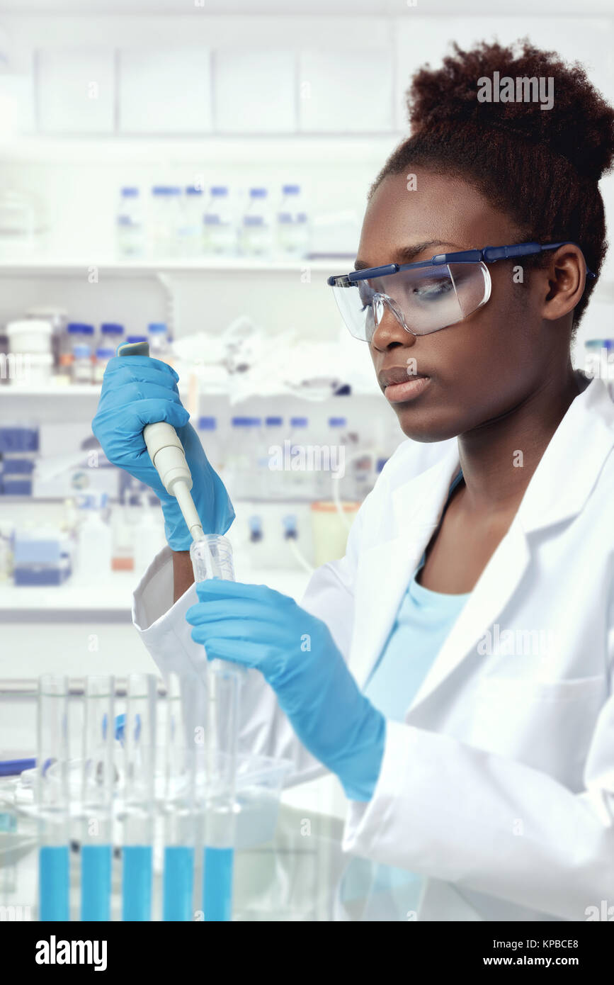African-american scientist ou étudiant diplômé en sarrau et vêtements de protection travaille dans un laboratoire moderne Banque D'Images