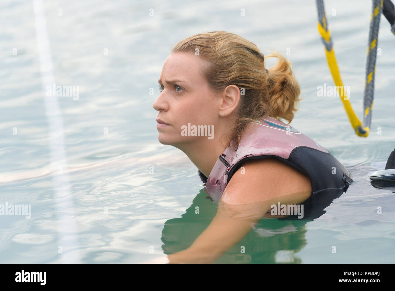Jeune femme prête à la planche nautique Banque D'Images