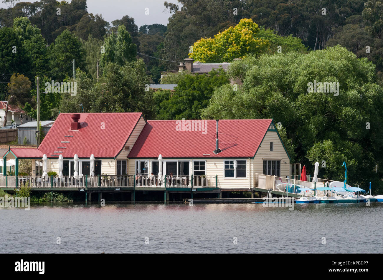 Cafe Boathouse historique sur le lac Daylesford, Victoria, Australie, reconstruit depuis un incendie 2012 Banque D'Images