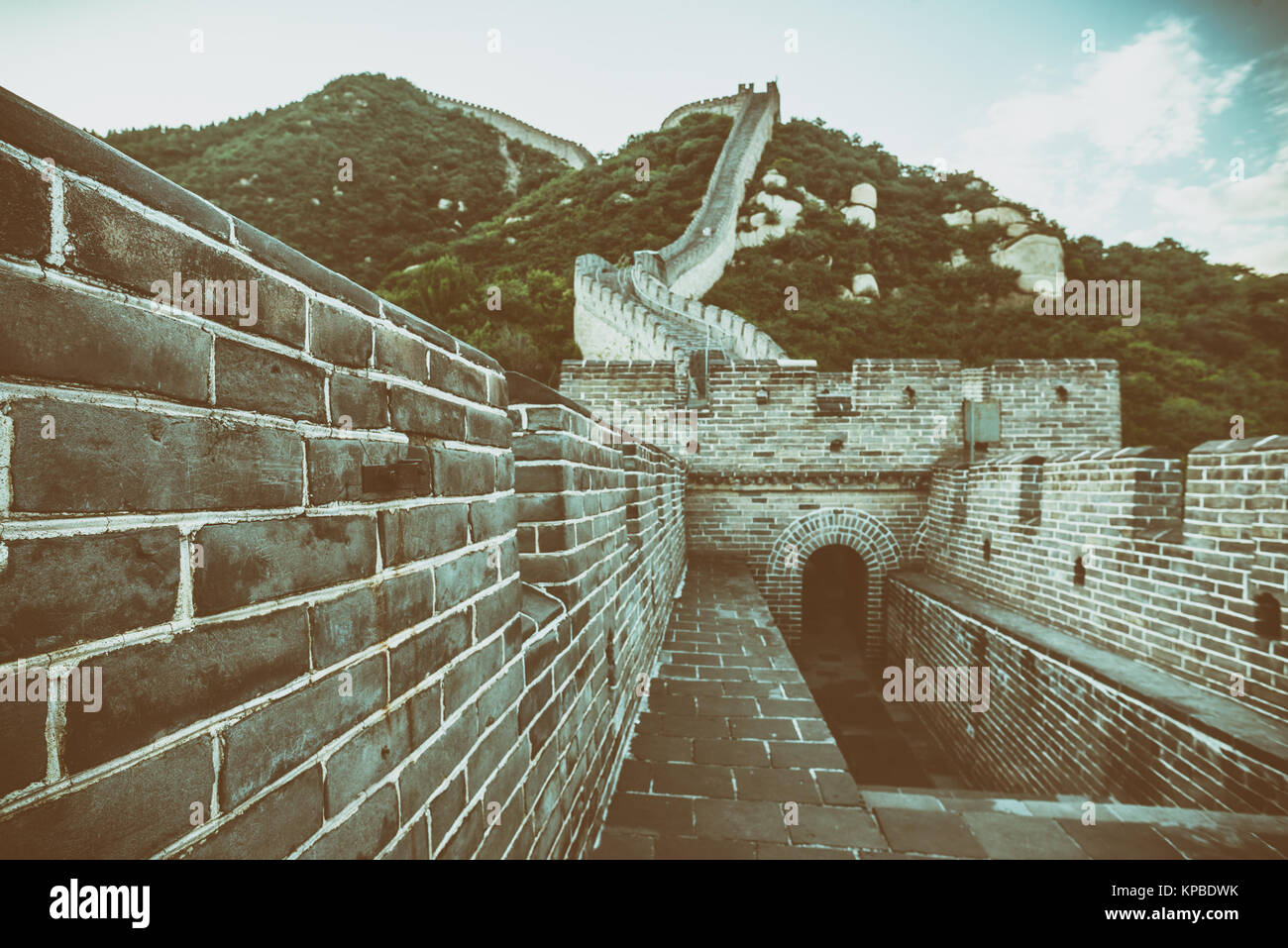 La Grande Muraille de Chine est une série de fortifications en pierre, brique, terre tassée, bois, et autres matières, généralement construites le long d'un axe est-à- Banque D'Images