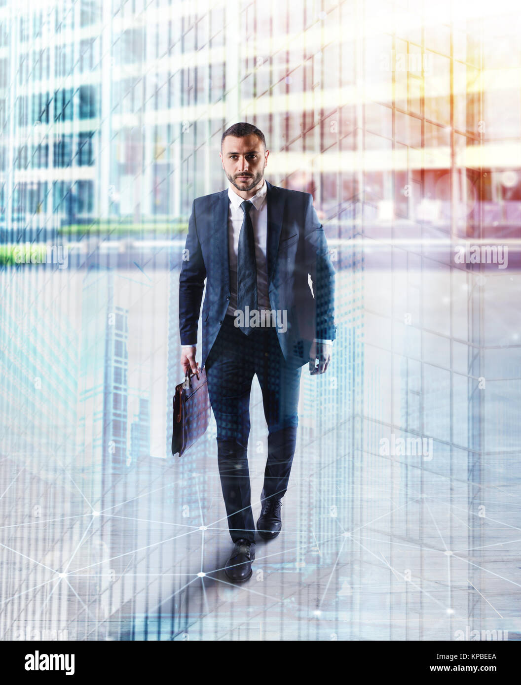 Determinated businessman walking dans la ville. double exposition Banque D'Images