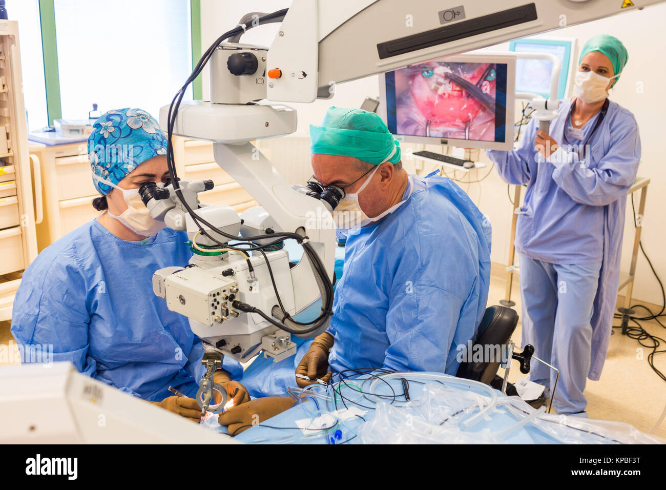 Sous anesthésie générale d'implantation d'une prothèse rétinienne Argus® II (Second Sight), service d'Ophtalmologie de l'Hôpital de Bordeaux, France. Banque D'Images