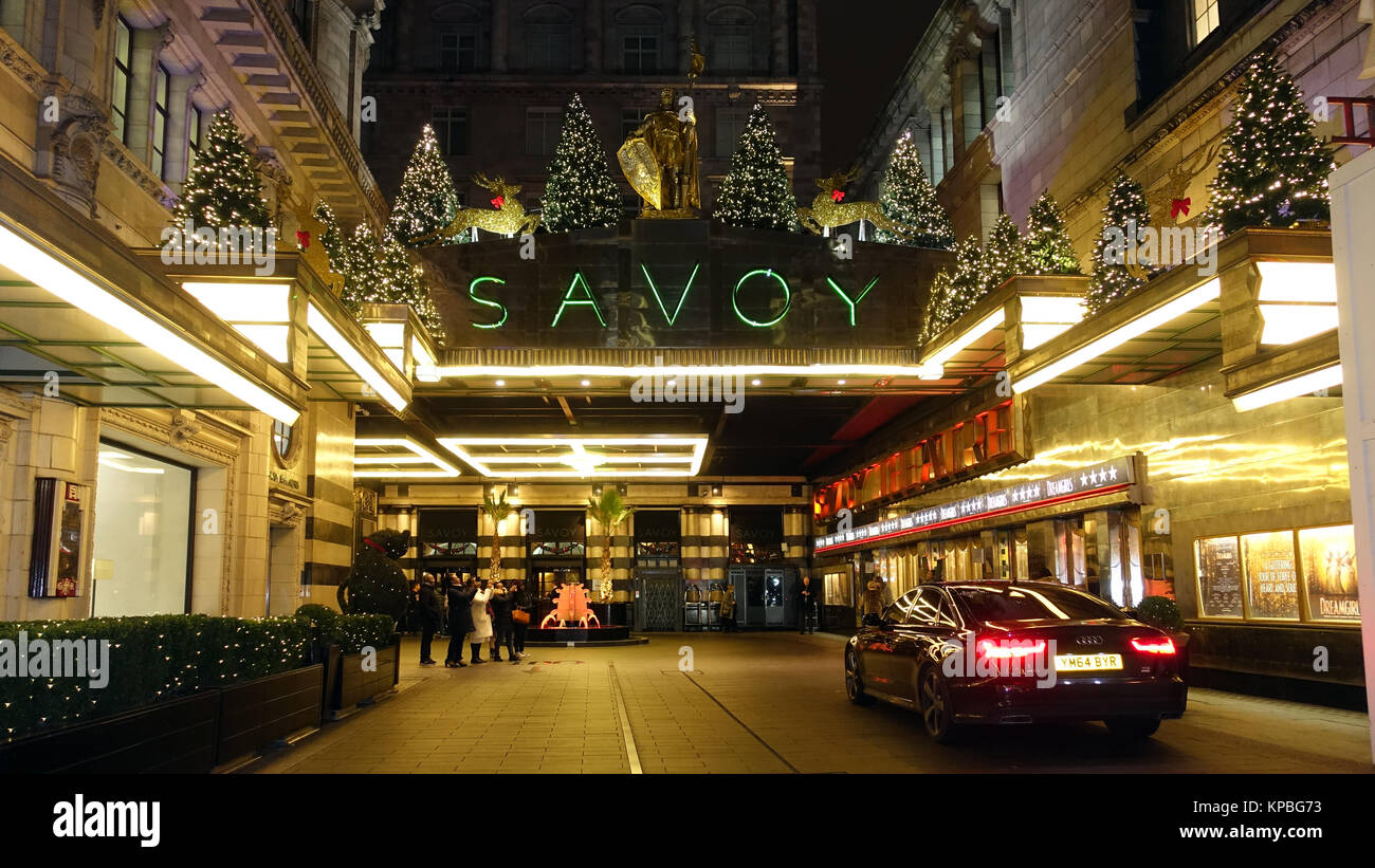 Entrée principale de l'Hôtel Savoy, Londres, UK Banque D'Images
