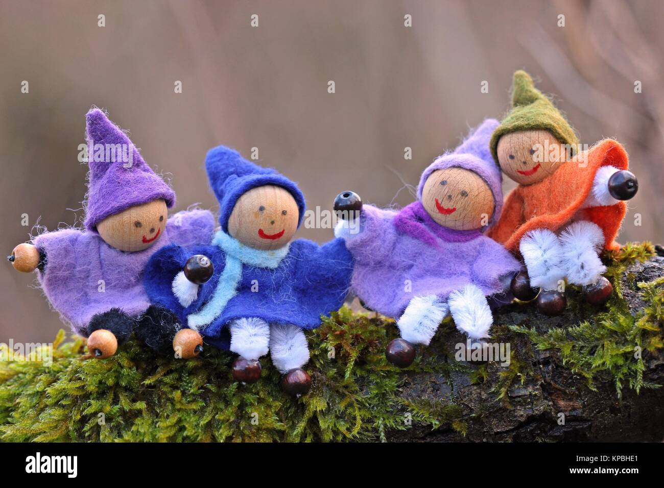 Quatre petits gnomes sont assis dans la mousse Banque D'Images