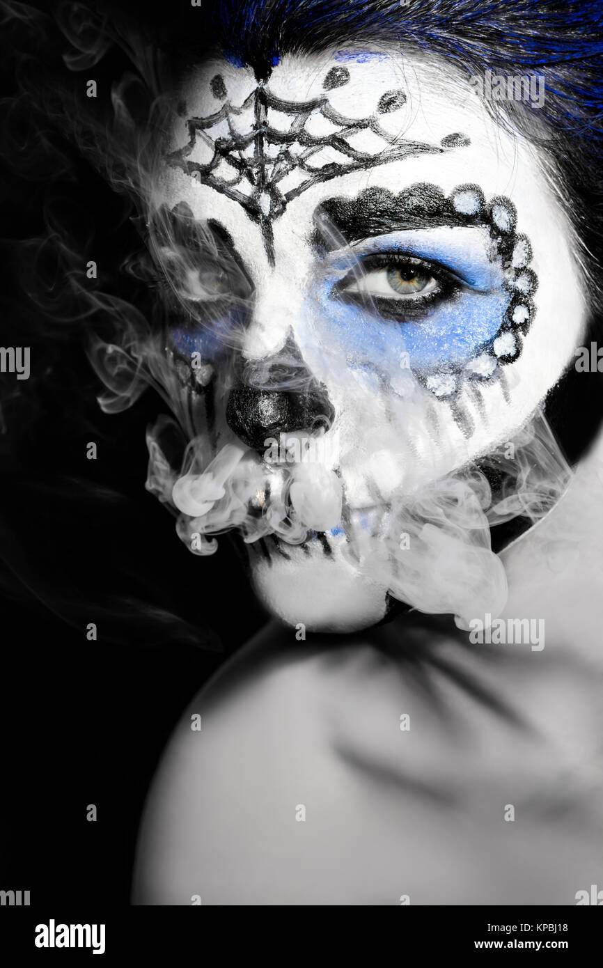 De l'Halloween crâne en sucre Santa Muerte concept. Noir et blanc avec blue Banque D'Images