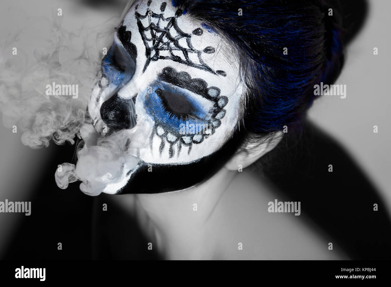De l'Halloween crâne en sucre Santa Muerte concept. Noir et blanc avec blue Banque D'Images