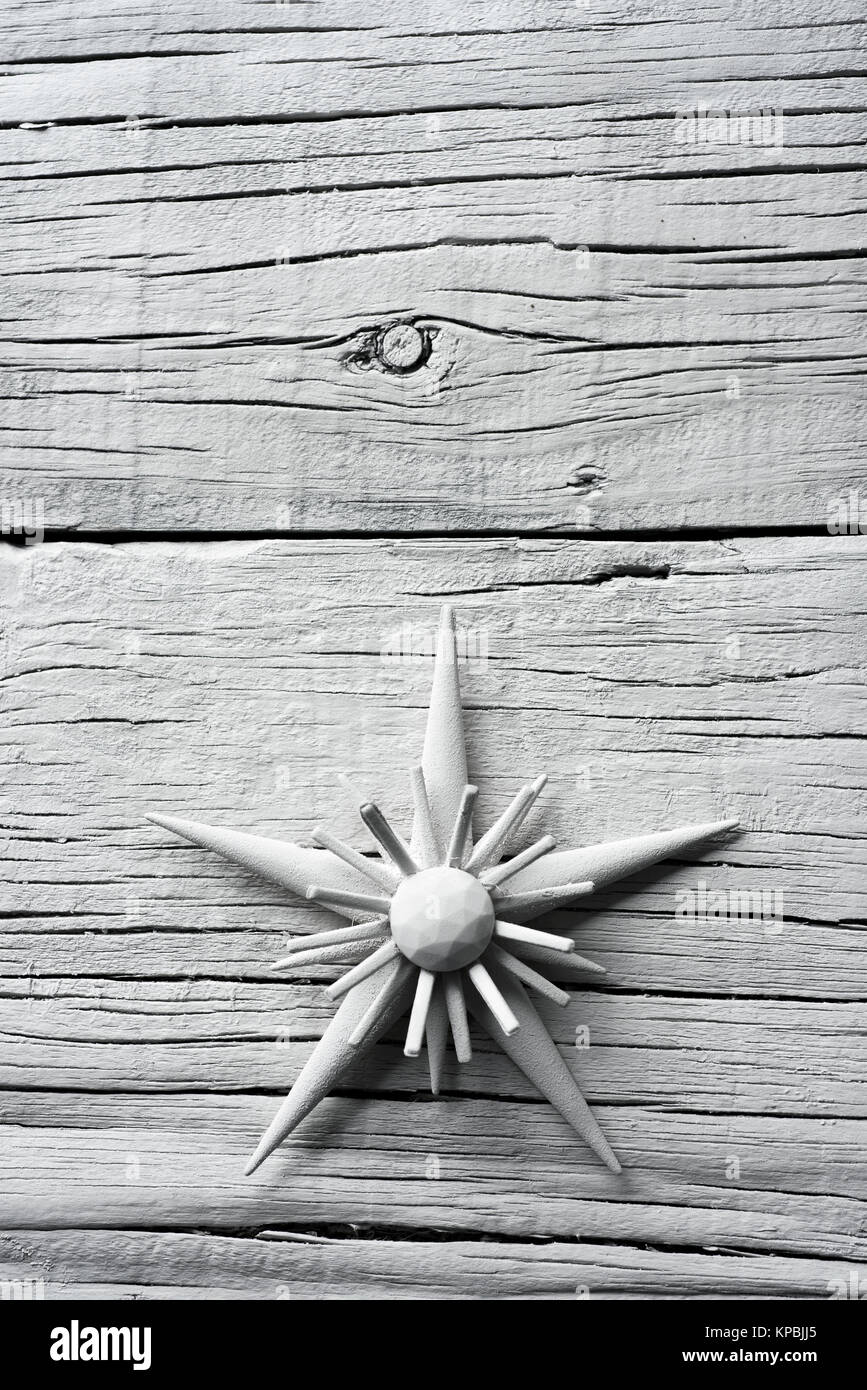 Une étoile de Noël blanc contre un fond rustique en bois blanc, avec un espace vide sur le dessus Banque D'Images