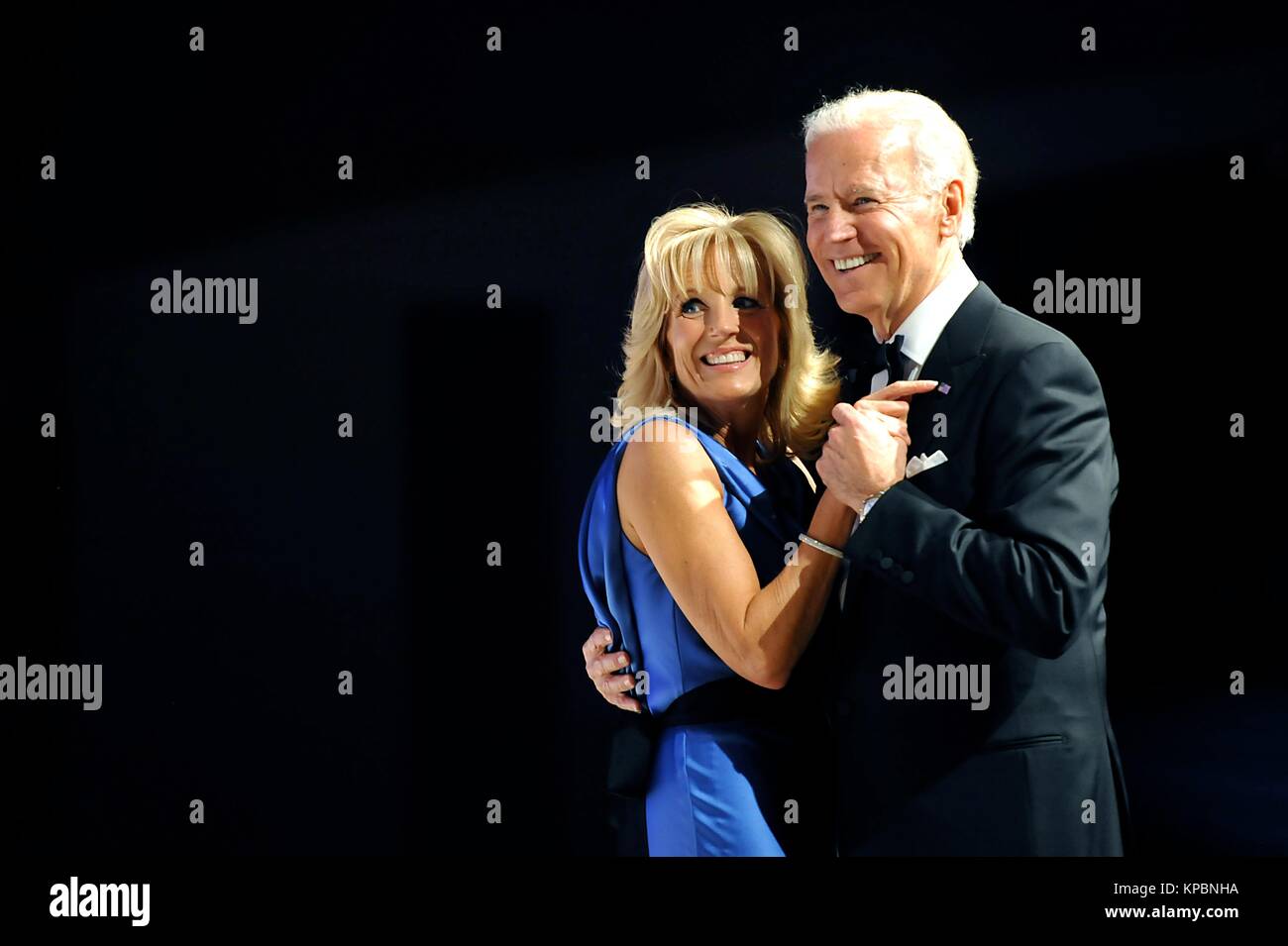 Vice-président américain Joe Biden et son épouse Jill Biden, deuxième dame au cours de danse de l'investiture présidentielle Commandant en chef balle au centre des congrès de Washington le 21 janvier 2013 à Washington, DC. Banque D'Images