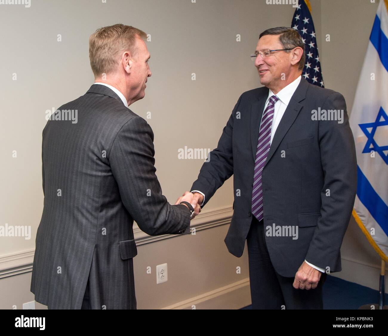Le sous-secrétaire américain de la Défense Patrick Shanahan (à gauche) rencontre le Ministère israélien de la Défense Directeur général Udi Adam au Pentagone le 7 décembre 2017 à Washington, DC. Banque D'Images