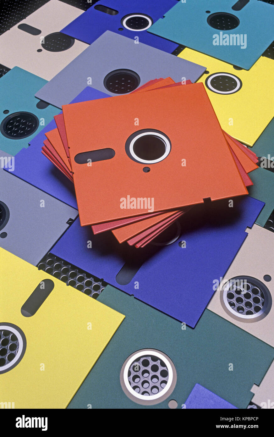 Historique 1989 PILE DE 5,25 POUCE FLOPPY MULTICOLORES DES DISQUES D'ORDINATEUR SUR LA SURFACE MÉTALLIQUE NOIR IBM (©1973) Banque D'Images