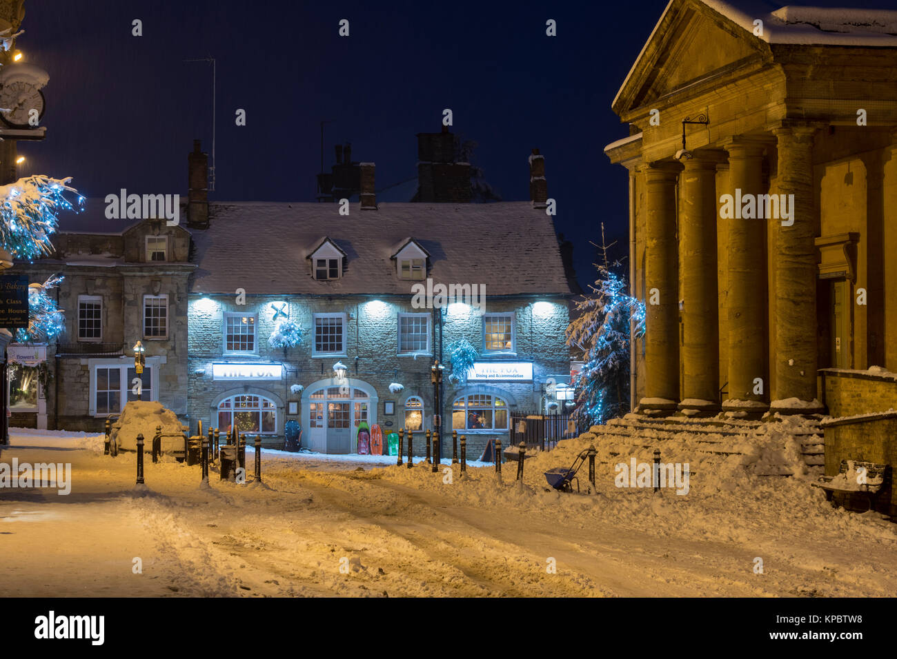 The Fox Inn sur le marché de nuit dans la neige. , Cotswolds Chipping Norton, Oxfordshire, Angleterre Banque D'Images