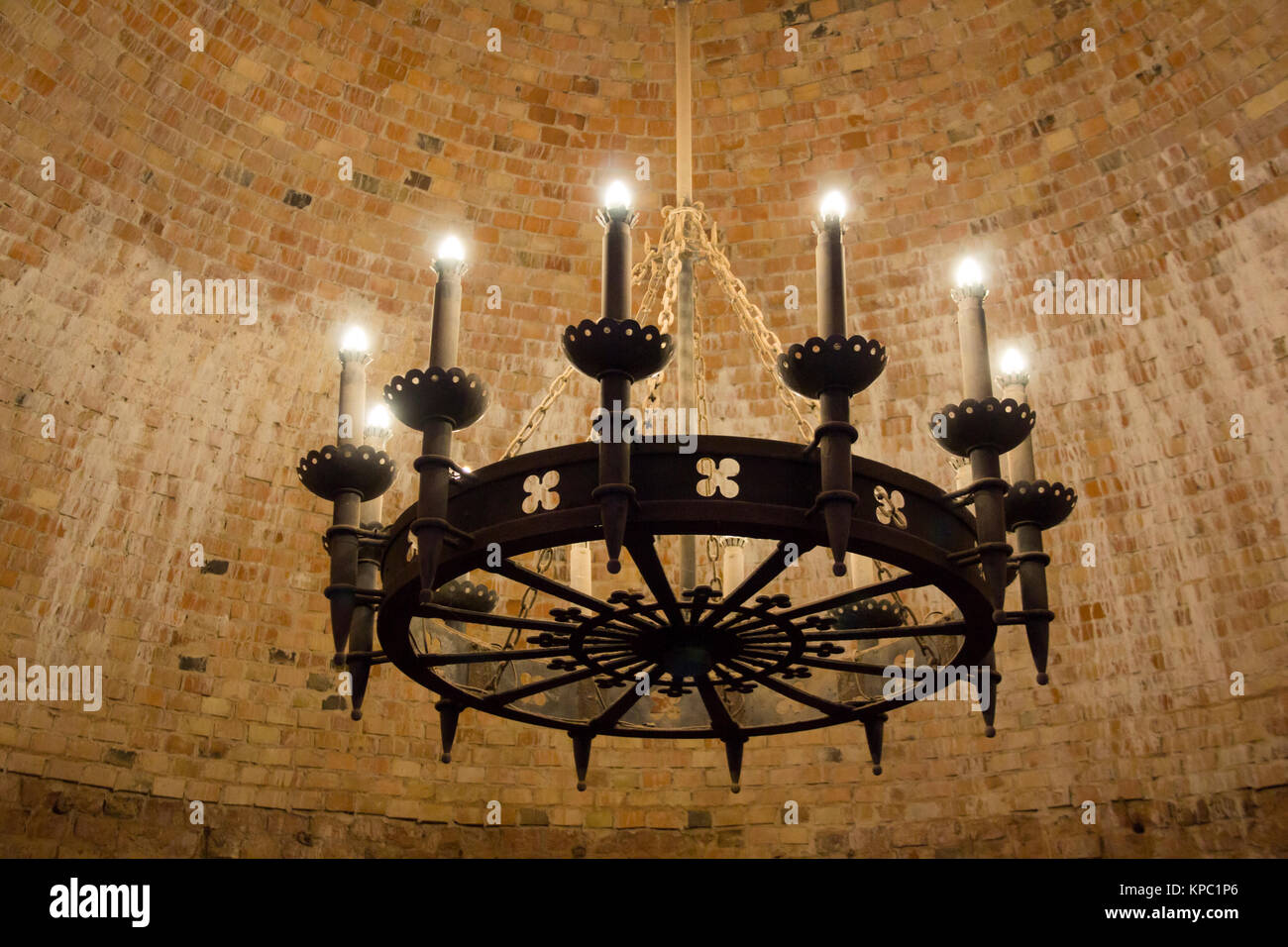Un ancien Lustre Moyen-âge sur une brique de plafond du château Photo Stock  - Alamy