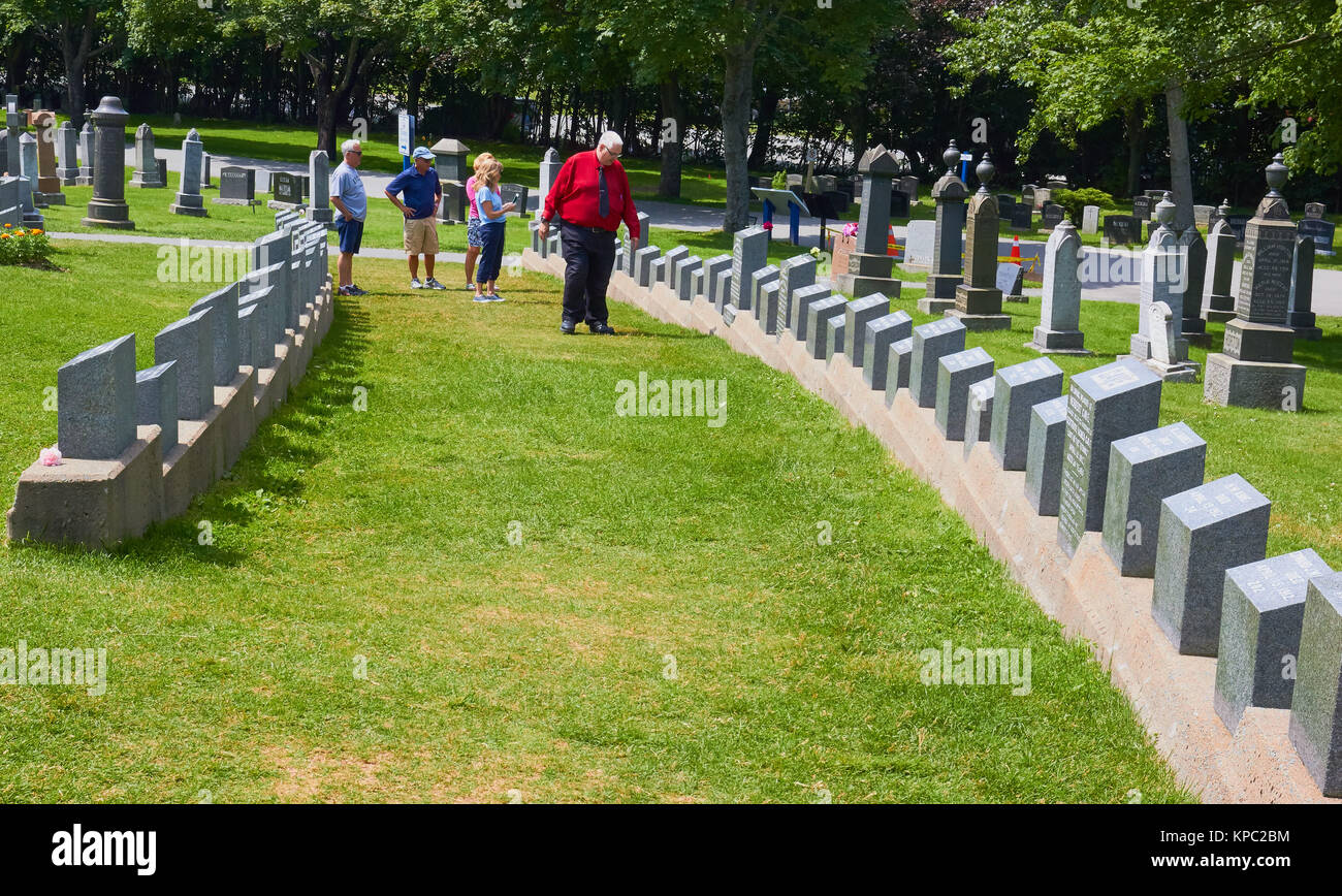 Les rangées de pierres tombales en granit aux victimes de la catastrophe du Titanic, le Fairview Cemetery, Halifax, Nouvelle-Écosse, Canada. Banque D'Images