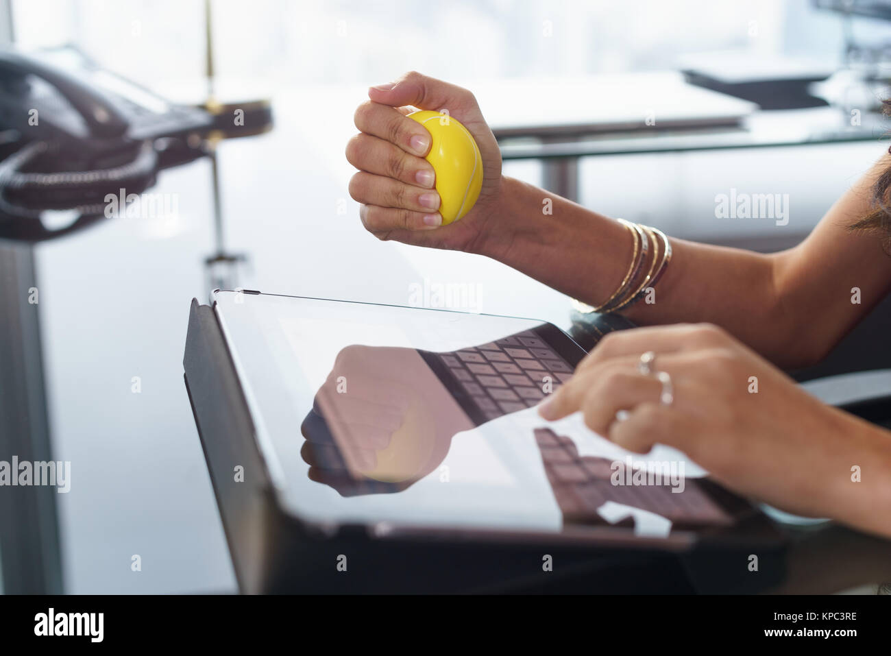 Employé de bureau a souligné avec anti-stress types email Banque D'Images