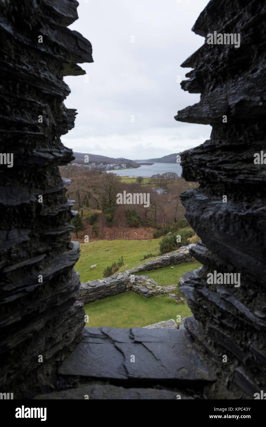 La vue depuis le château de Dolbadarn Llyn Padarn,plus de lac, situé à la base de Llanberis Pass, Gwynedd, Parc National de Snowdonia, le Nord du Pays de Galles. Banque D'Images