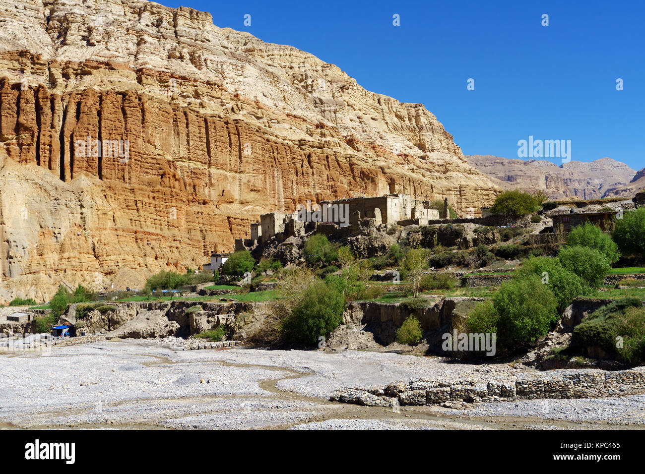 Ancien village de Chuksang, Upper Mustang région, le Népal. Banque D'Images