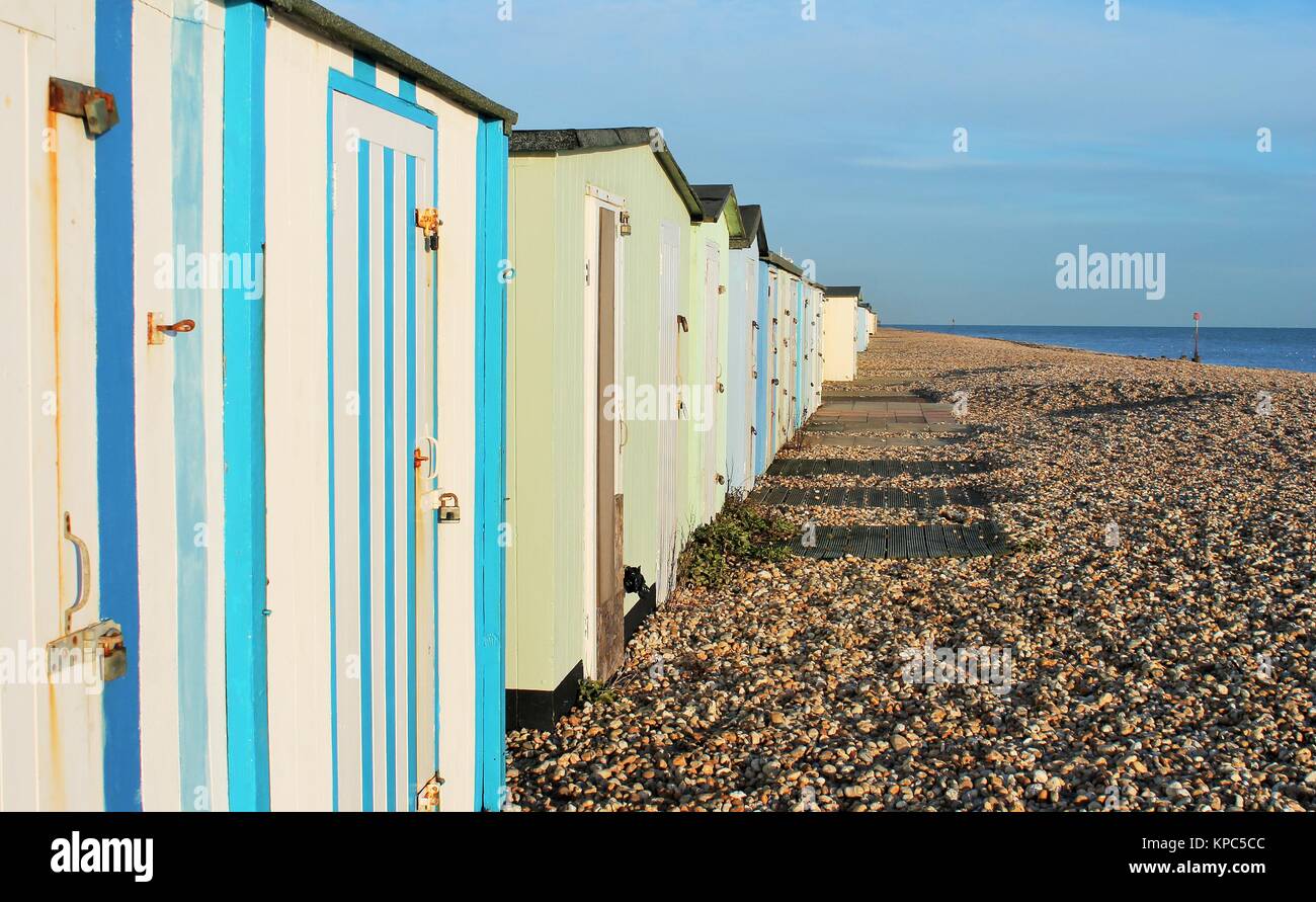 Cabines de plage traditionnelle britannique au Royaume-Uni station Banque D'Images