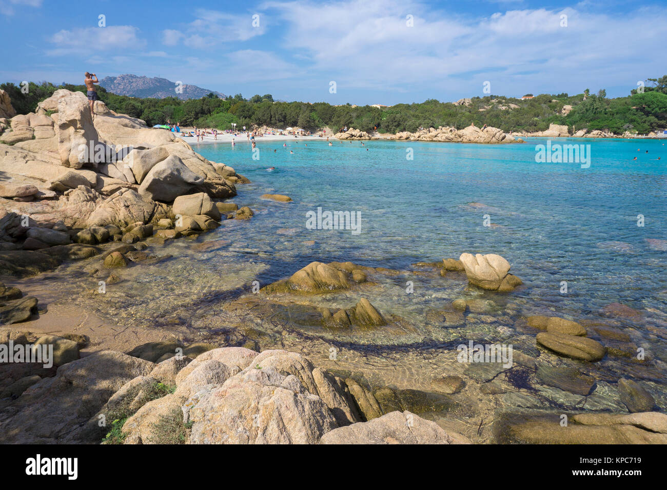 Plage idyllique de la mer couleur turquoise avec des rochers de granit