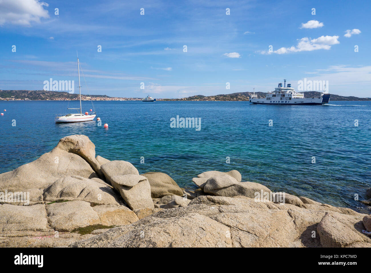 Des blocs de granit à la côte de Palau, derrière un traversier sur le chemin de l'île de La Maddalena, Costa Smeralda, Sardaigne, Italie, Méditerranée, Europe Banque D'Images