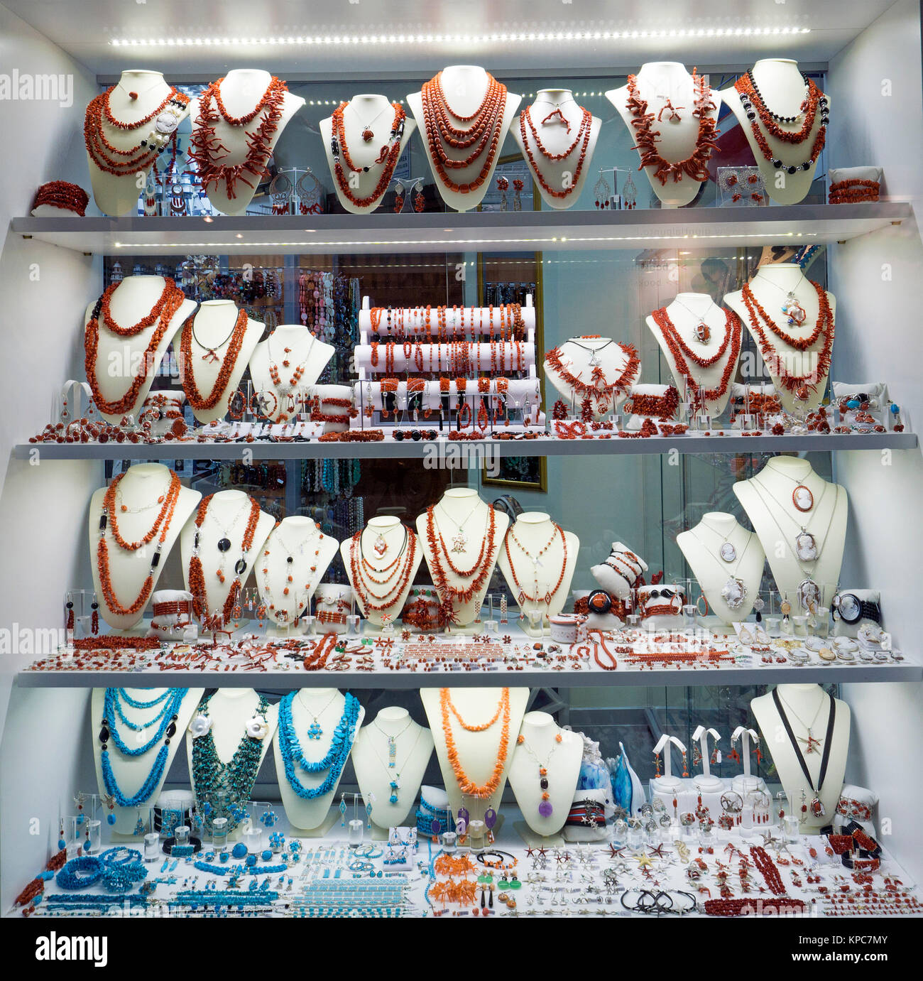 Les bijoux faits de corail rouge à une bijouterie, vitrine à Alghero,  Sardaigne, Italie, Méditerranée, Europe Photo Stock - Alamy