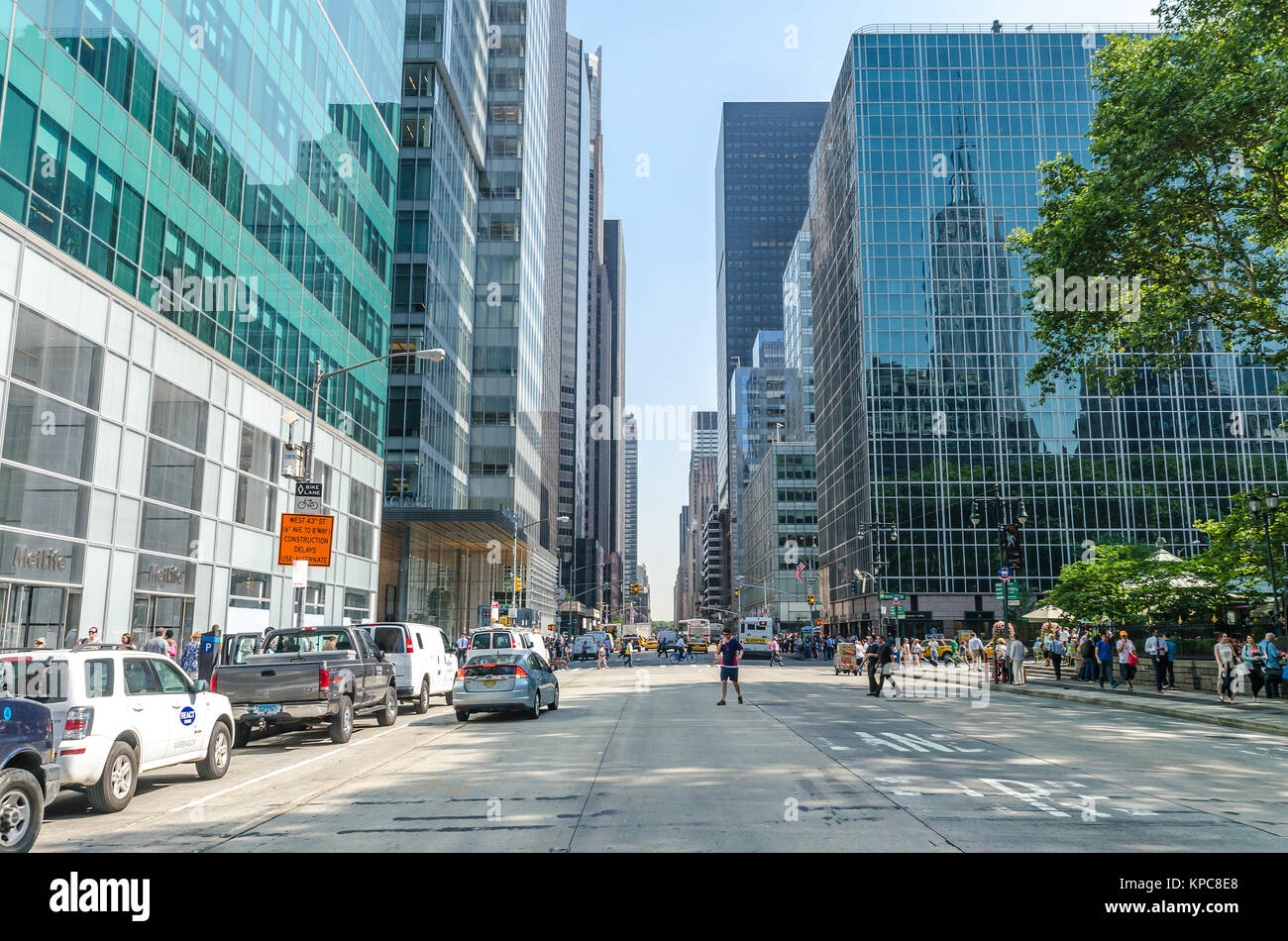NEW YORK - JUL 22 : sixième avenue à la circulation et la publicité le 22 juillet 2014 à New York. 6ème avenue est une artère importante dans Manhattan, sur lequel t Banque D'Images