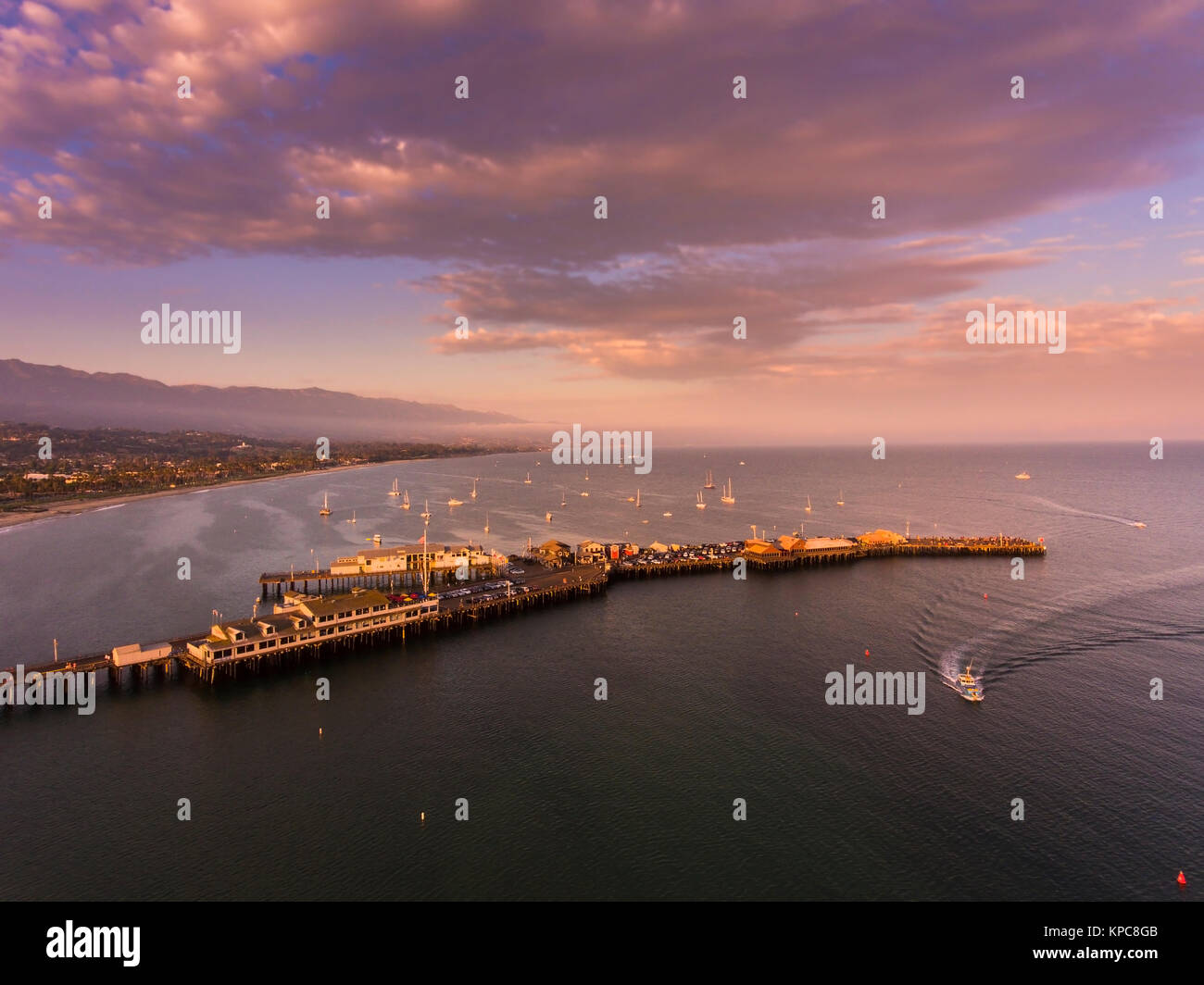 Vue aérienne de Stearn's Wharf au coucher du soleil, Santa Barbara, Californie Banque D'Images