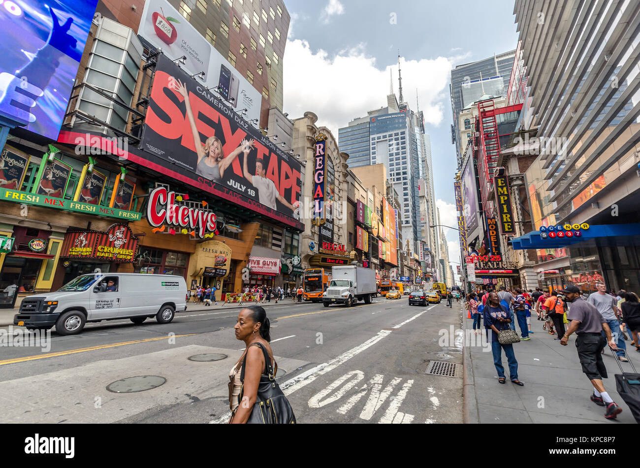 NEW YORK CITY - JUL 22 : 42e Rue à la circulation et la publicité le 22 juillet 2014 à New York. 42e rue est un crosstown street connue pour Banque D'Images