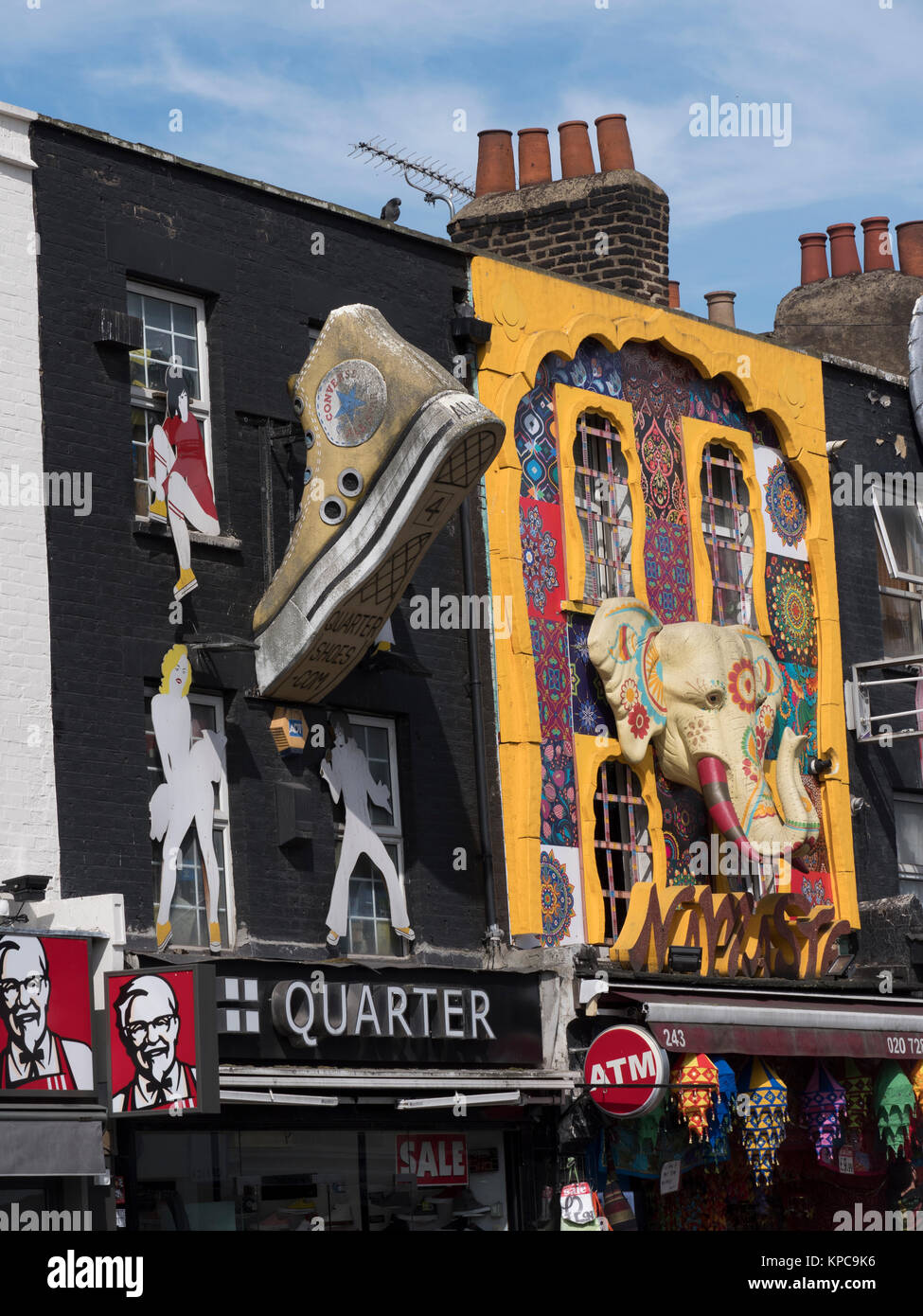 Shop fronts sur Hampstead Road Camden Town, près de Camden Lock Market, décorés avec de grandes sculptures de chaussures et d'objets Banque D'Images