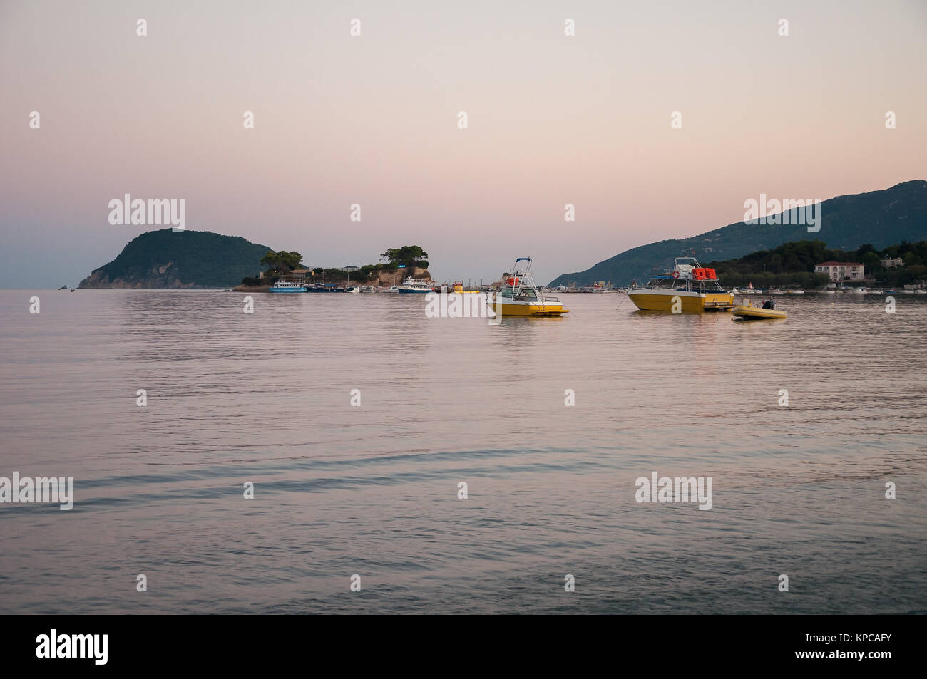 L'île de cameo et Agios Sostis Harbour au crépuscule Banque D'Images