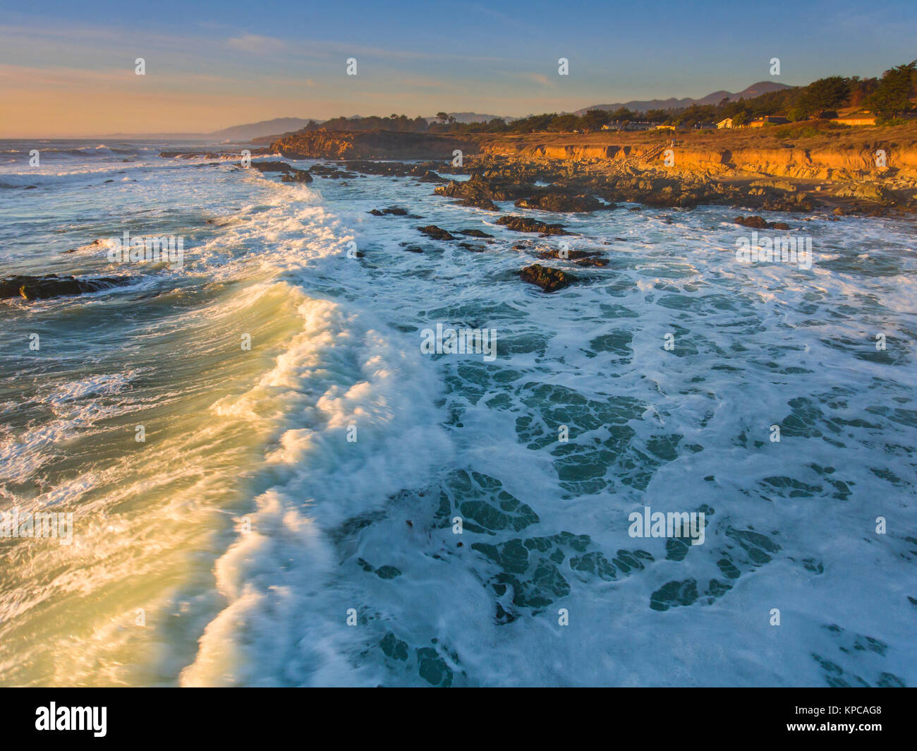 Surfez à Moonstone Beach au coucher du soleil, Cambria, Californie Banque D'Images