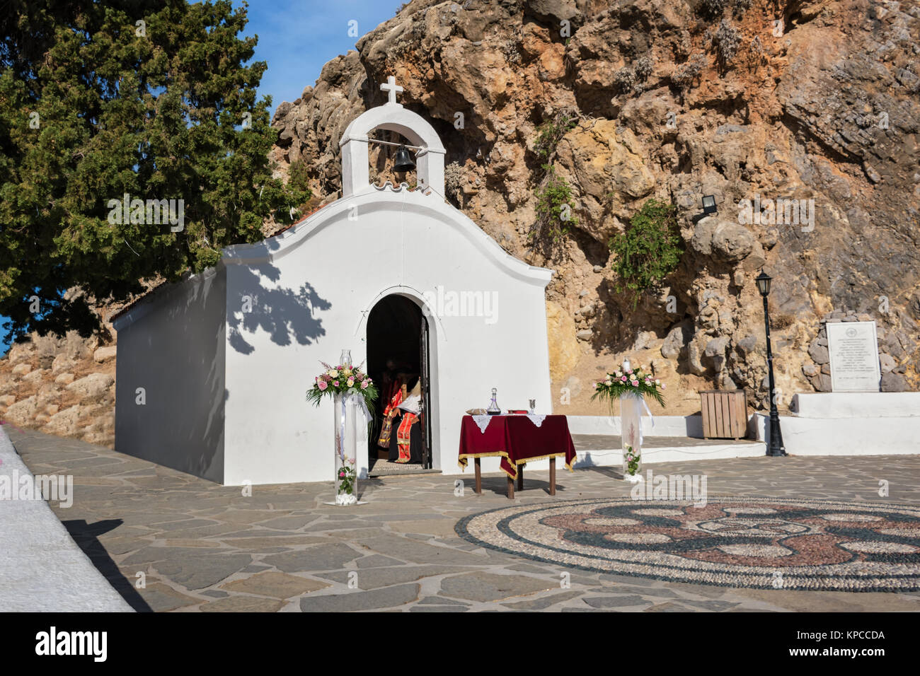 Chapelle de Mariage prêt pour une cérémonie à St Paul's Bay sur Rhodes, Grèce Banque D'Images