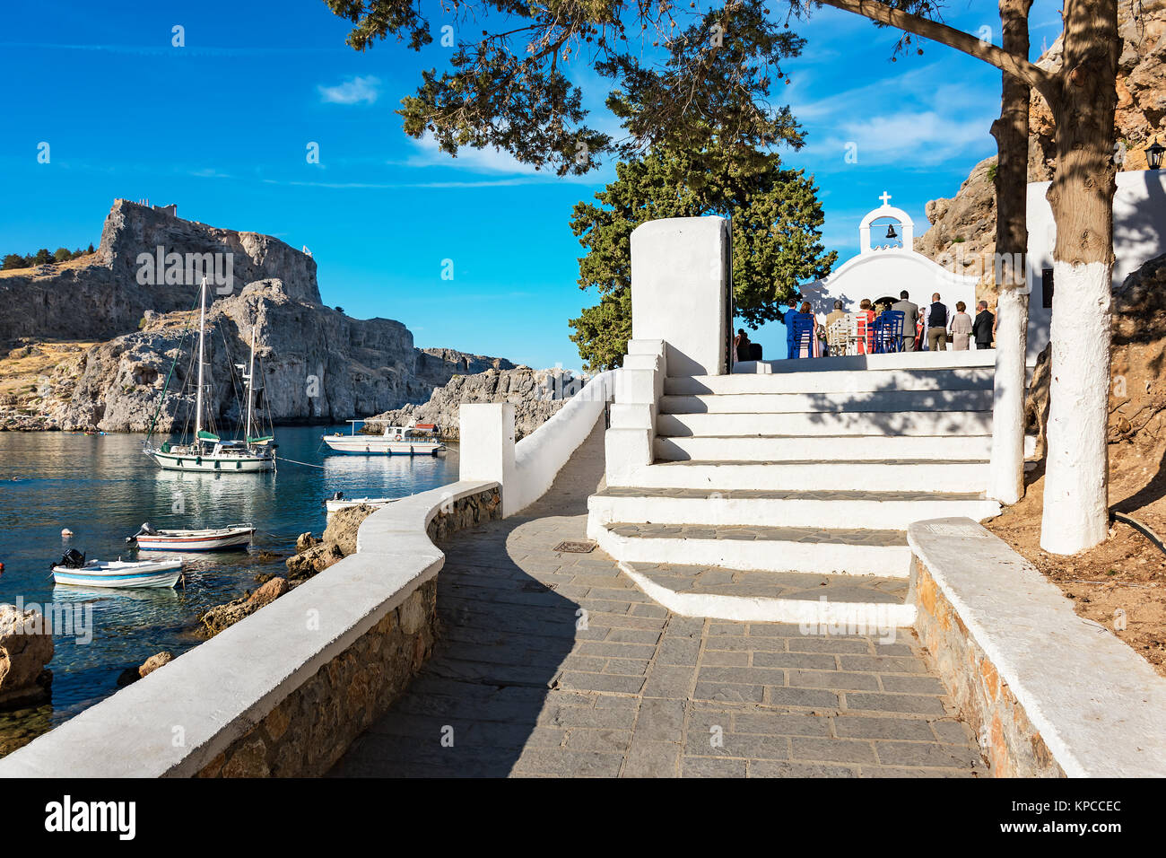 Cérémonie de mariage - journée ensoleillée à St Paul's Bay, sur Rhodes, Grèce Banque D'Images