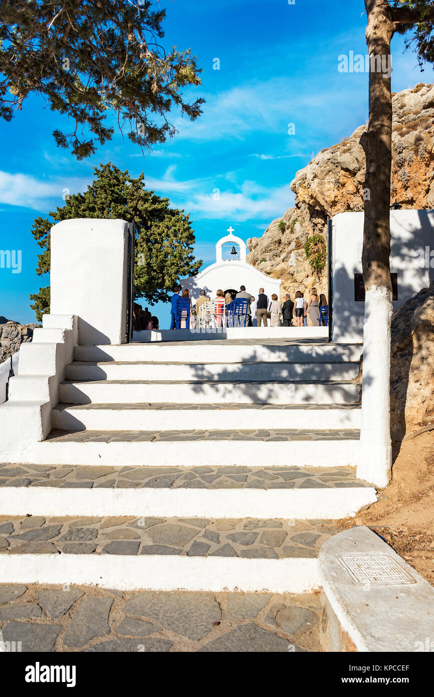 Les invités du mariage dans la cérémonie du mariage - journée ensoleillée à St Paul's Bay, sur Rhodes, Grèce Banque D'Images