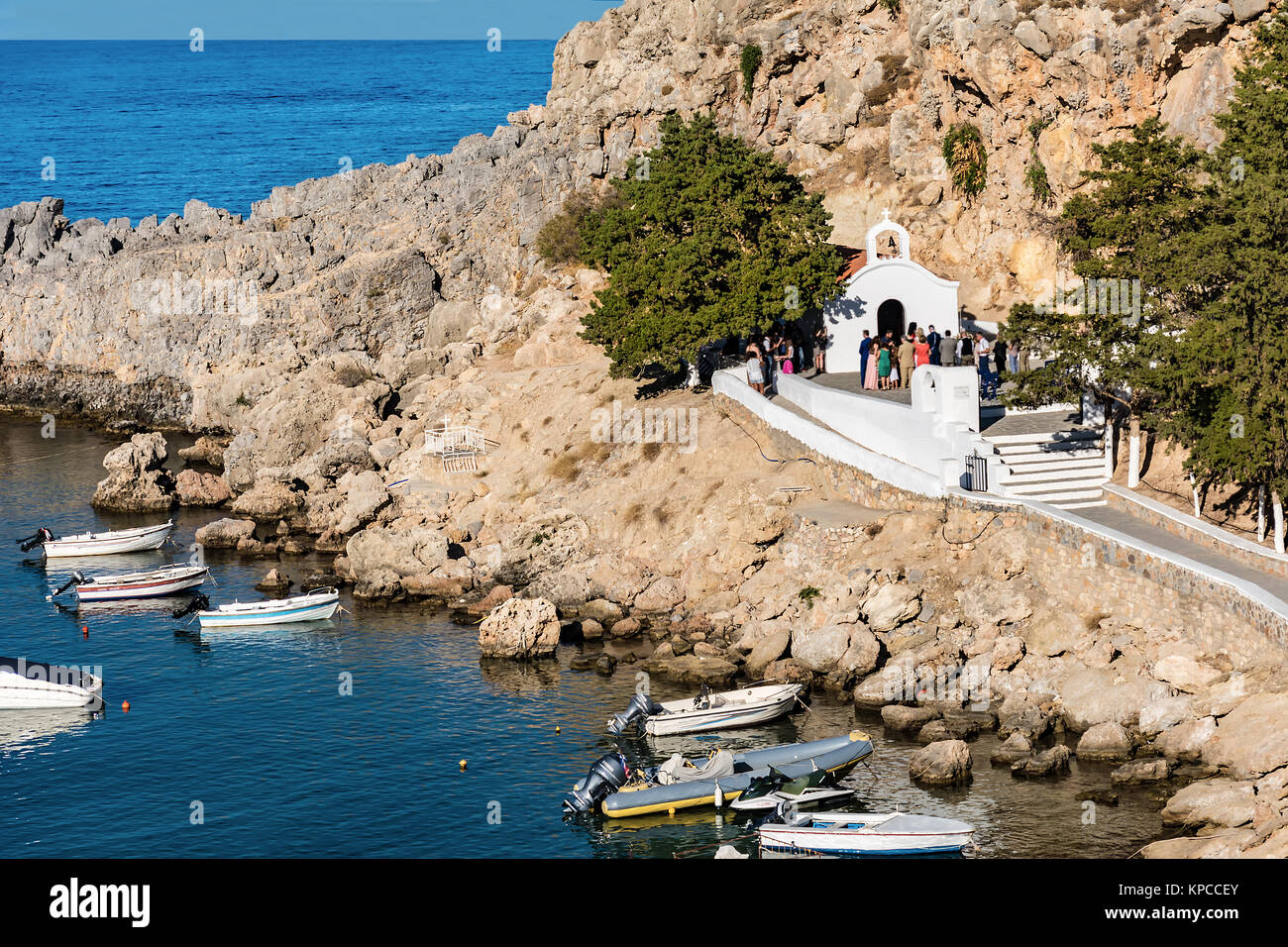 Cérémonie de mariage - journée ensoleillée à St Paul's Bay, sur Rhodes, Grèce Banque D'Images
