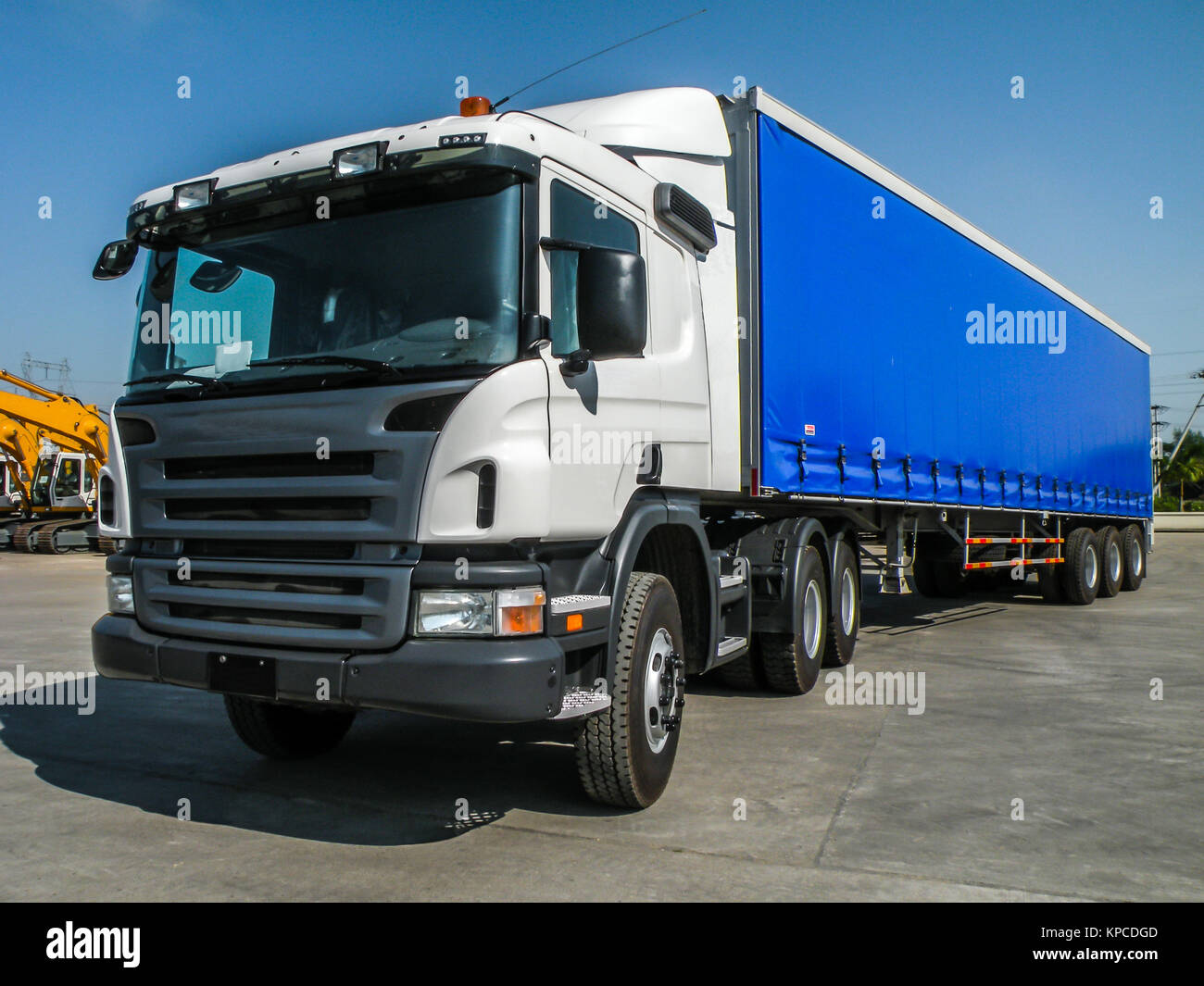 Photo de gros tracteur avec remorque, conteneur, de livrer des marchandises et produits Banque D'Images