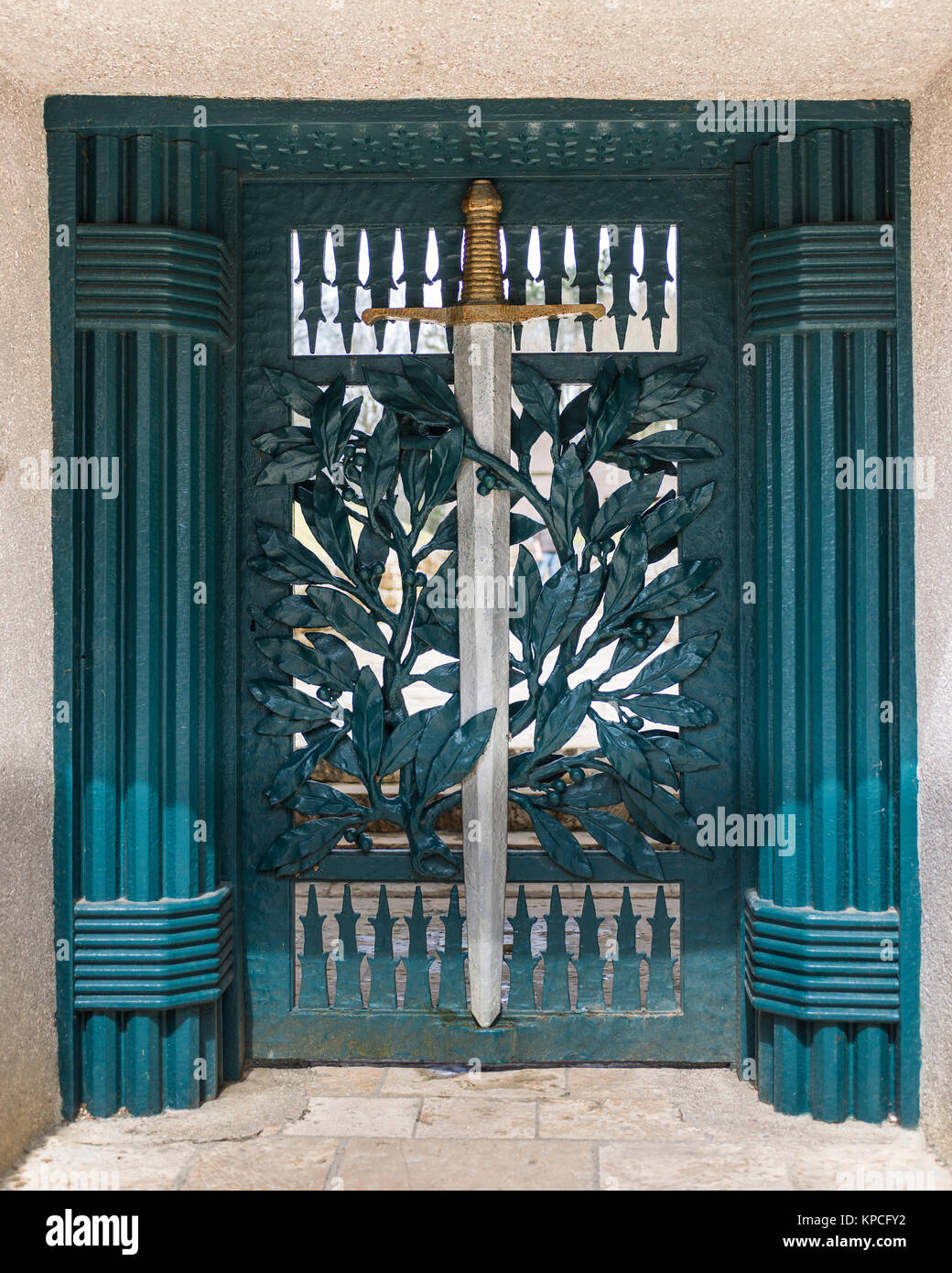 Porte d'entrée à la baïonnette moat, épée symbolique avec l'ornement de l'usine sur le portail, bataille de Verdun, Première Guerre mondiale, Verdun Banque D'Images