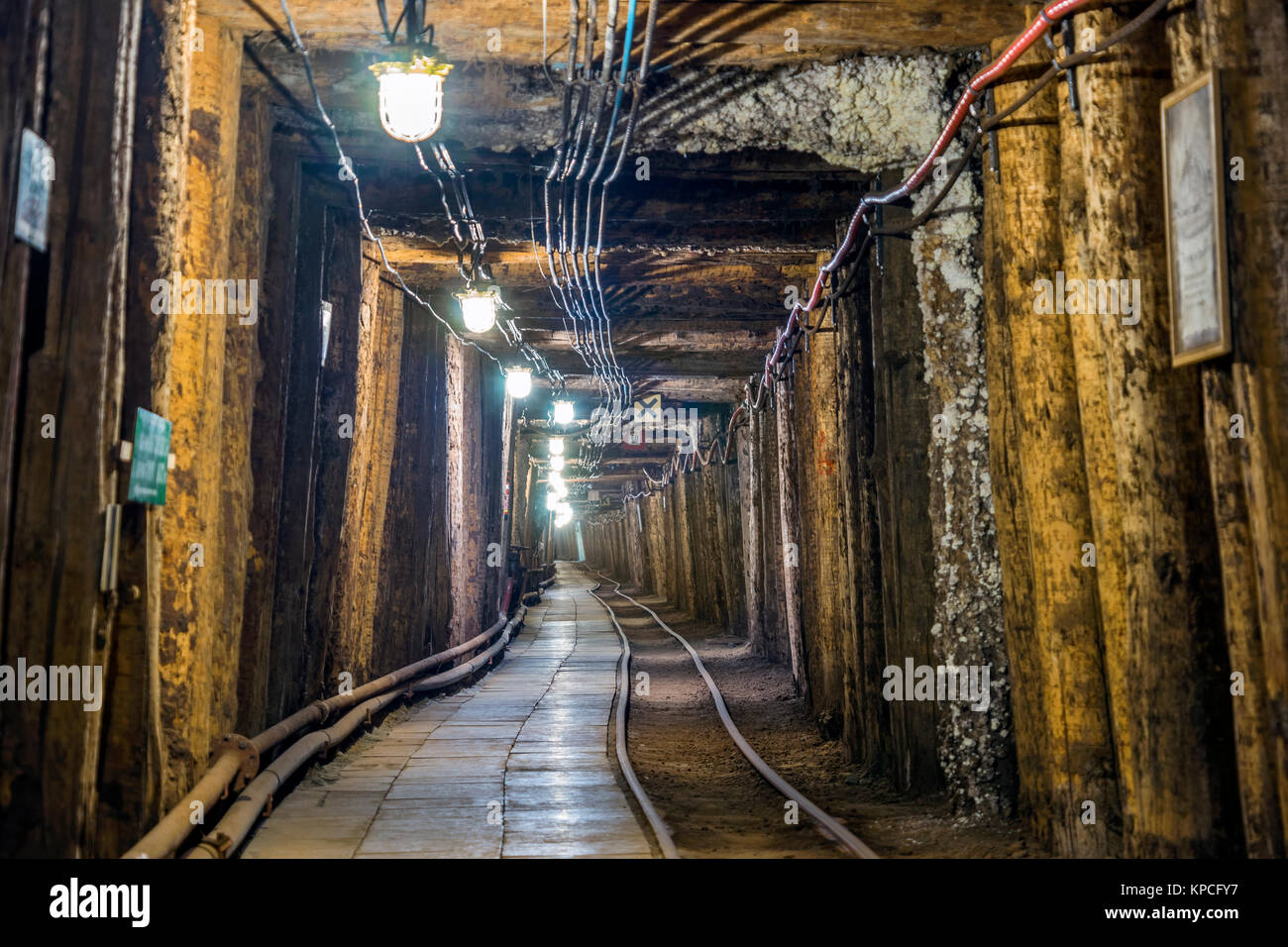 Tunnel souterrain illuminé dans la vieille mine de sel, Kraków, Pologne Banque D'Images