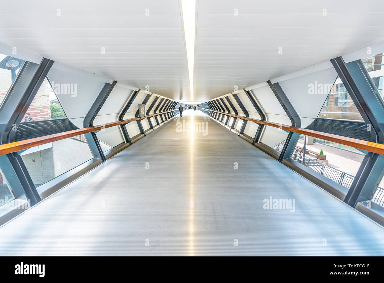 L'architecture moderne, Adams Plaza Pont piétonnier, One Canada Square, Canary Wharf, London Banque D'Images
