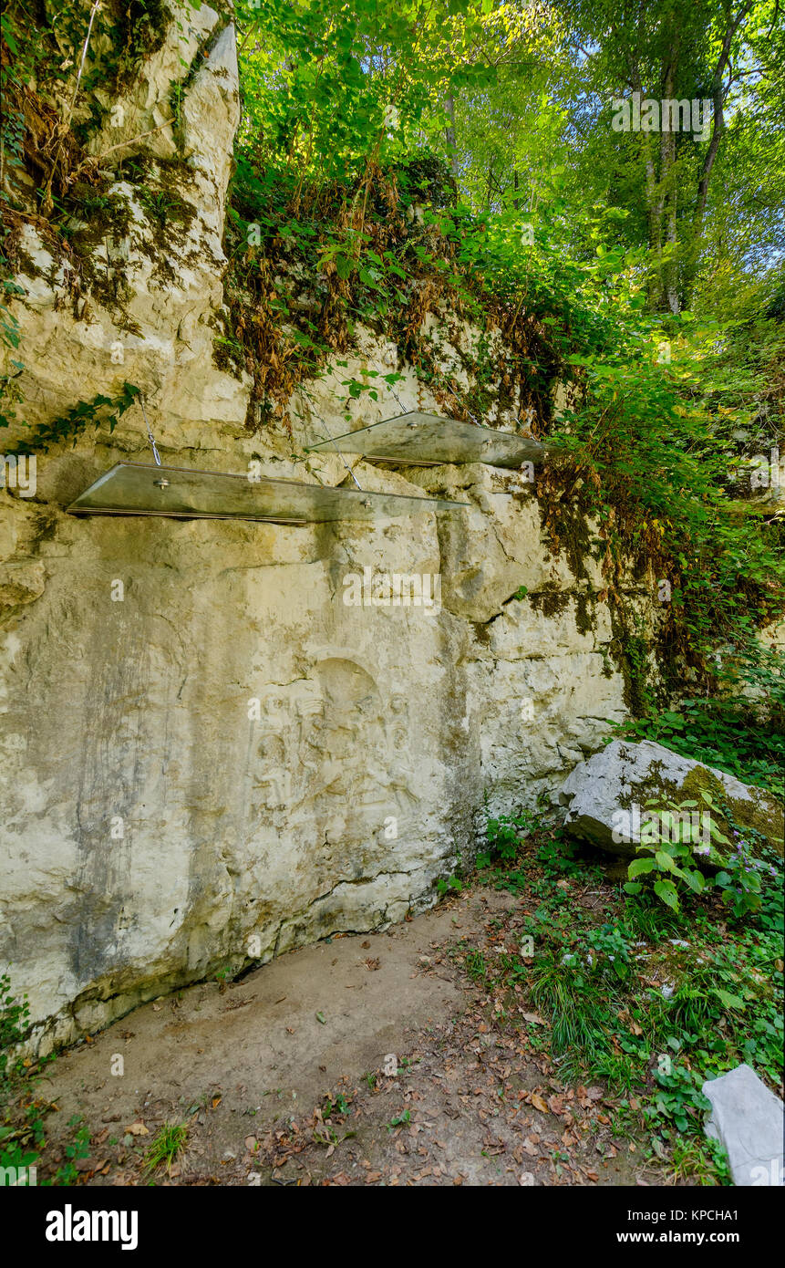 Temple mithraïque Mithraeum (II siècle) situé dans la forêt de châtaigniers, au-dessus de Rozanec Bela Krajina (Blanc Carniola) région, la Slovénie, l'Europe. Banque D'Images