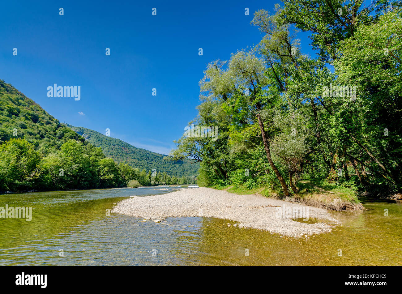 Kolpa (slovène) ou de la rivière Kupa (croate) dans Prelesje, Bela Krajina (Blanc Carniola) région, la Slovénie, l'Europe. Banque D'Images