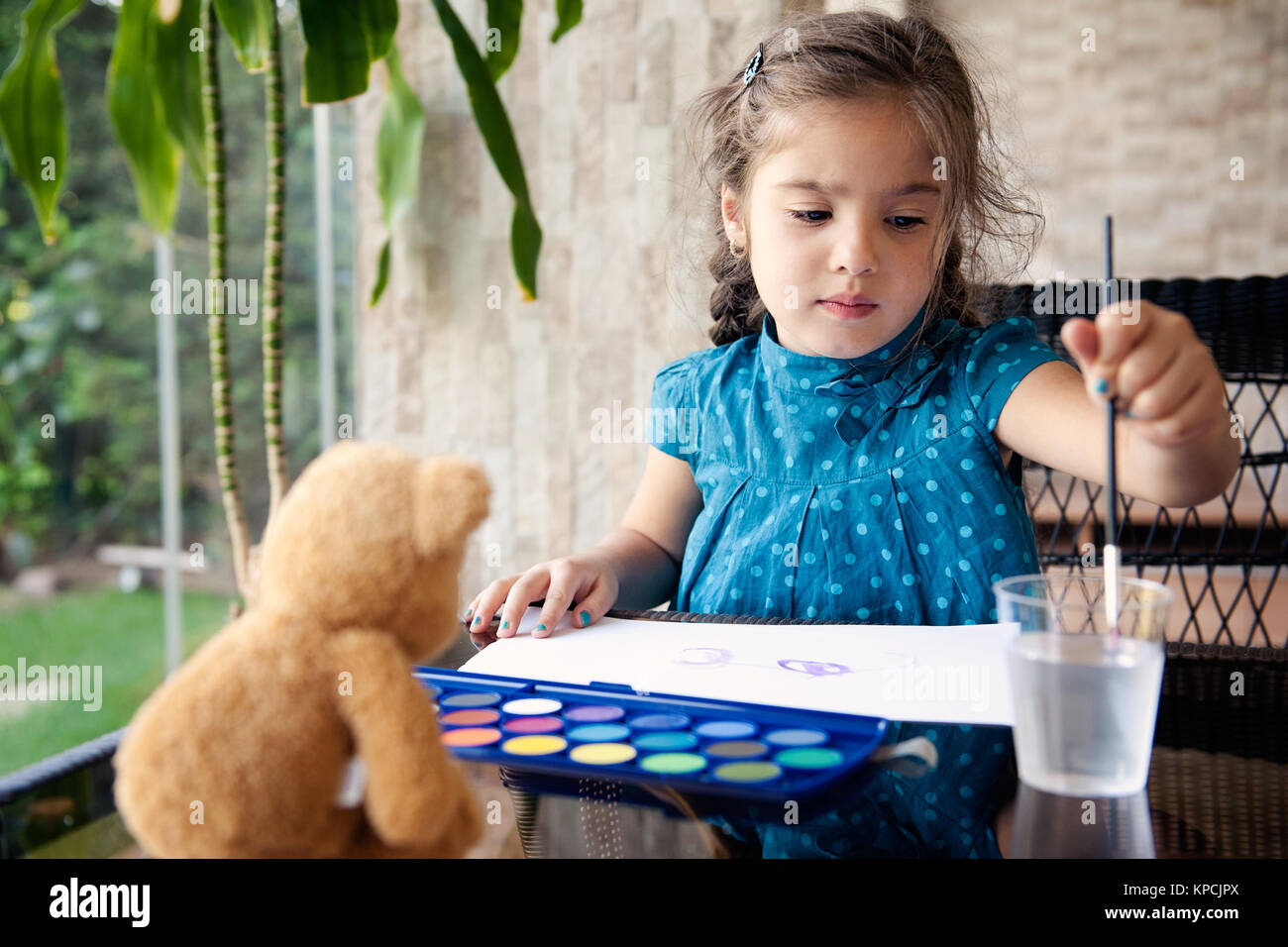 Enfant avec ours peinture Banque D'Images