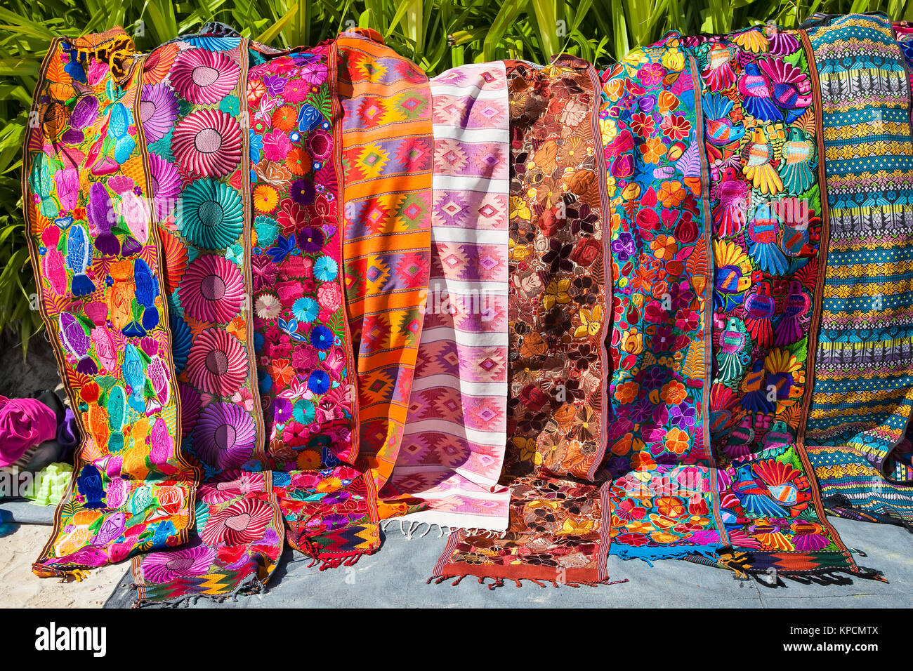 SAN PEDRO, BELIZE-DEC 18, 2015 : des tapis traditionnels à la rue Marché de San Pedro islandn le Déc 18, 2015., le Belize. Banque D'Images