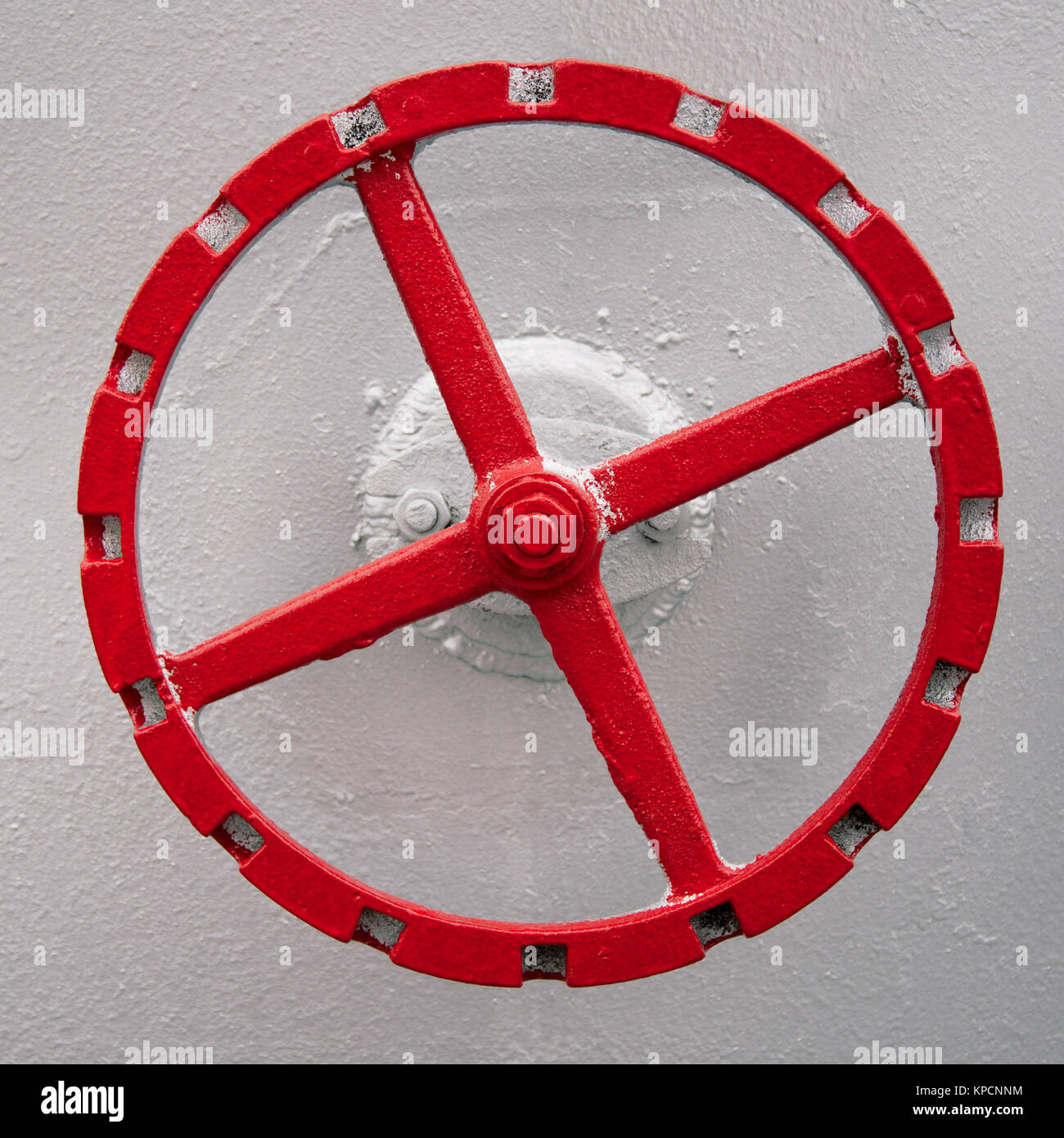 Ancienne roue rouge sur le mur du réservoir Banque D'Images