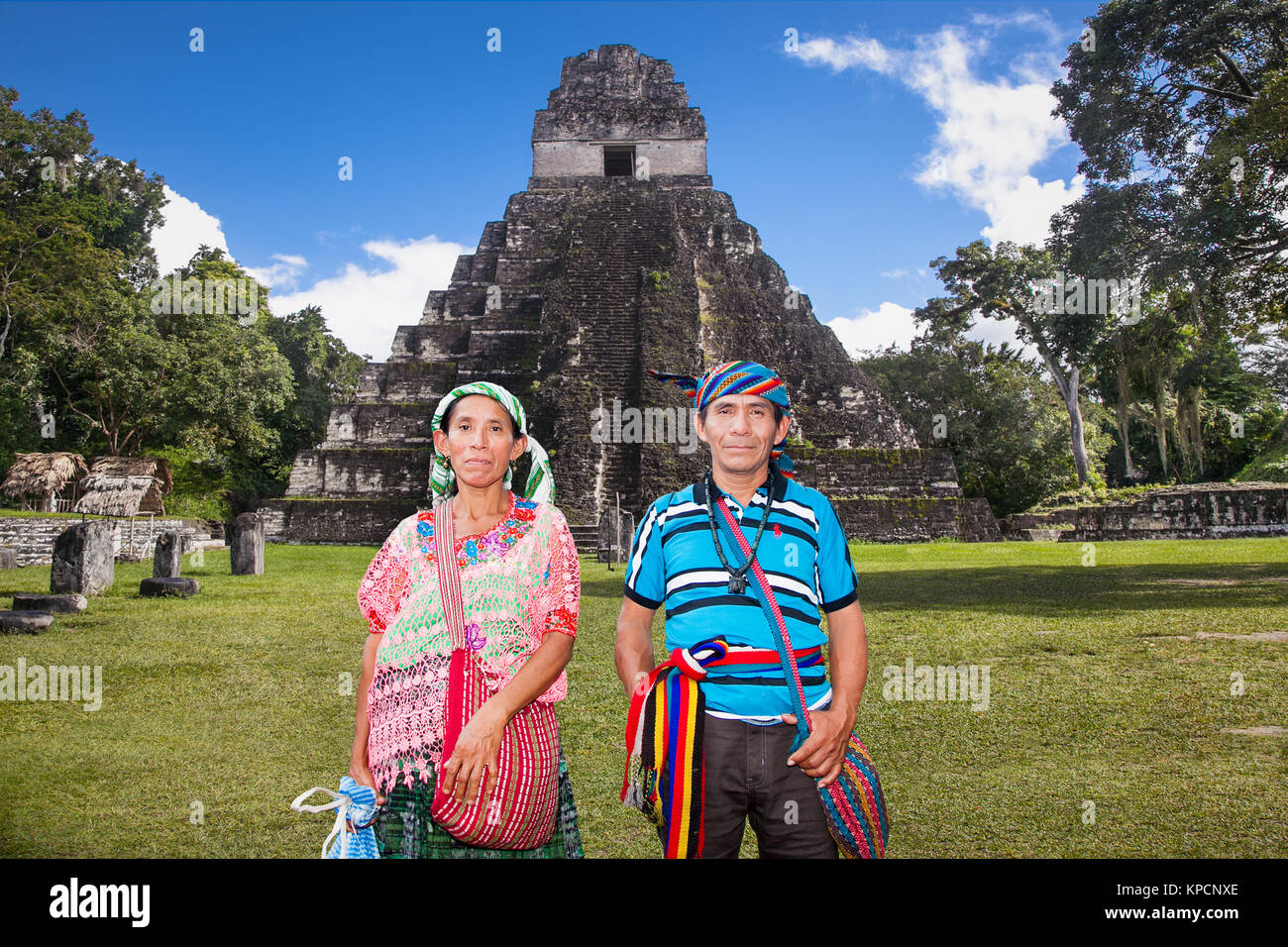 TIKAL, GUATEMALA - DEC 21, 2015 : les Mayas non identifié le 21 décembre 2015 à Tikal, Guatemala. Maya traditionnelle cérémonie à la nouvelle année 2015 Banque D'Images