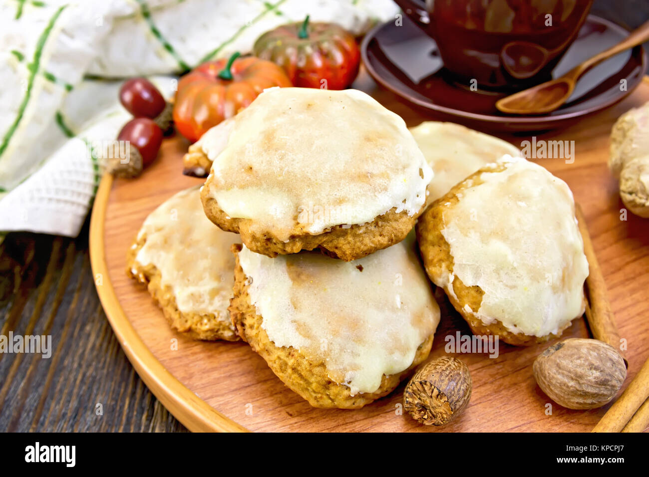 Cookies potiron avec tasse sur plateau en bois Banque D'Images